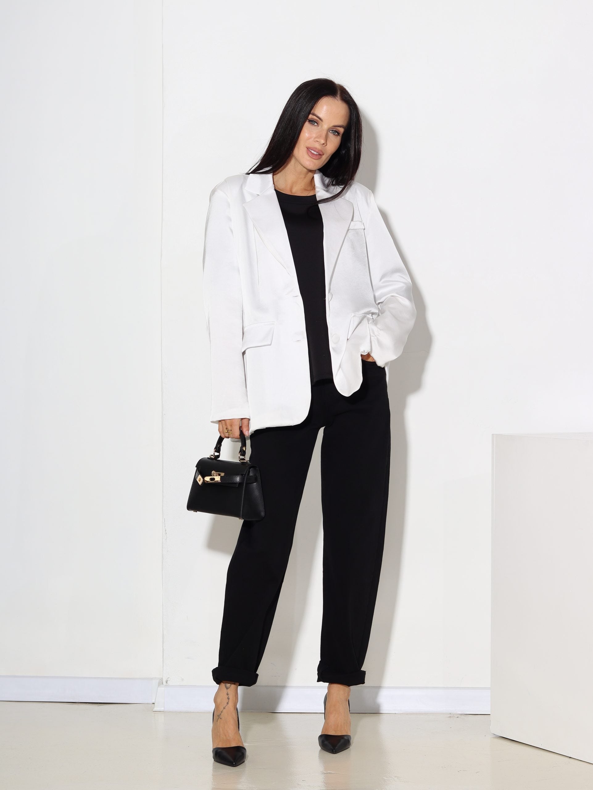 Balta zīdīga auduma žakete ar 2 pogu aizdari - 16407