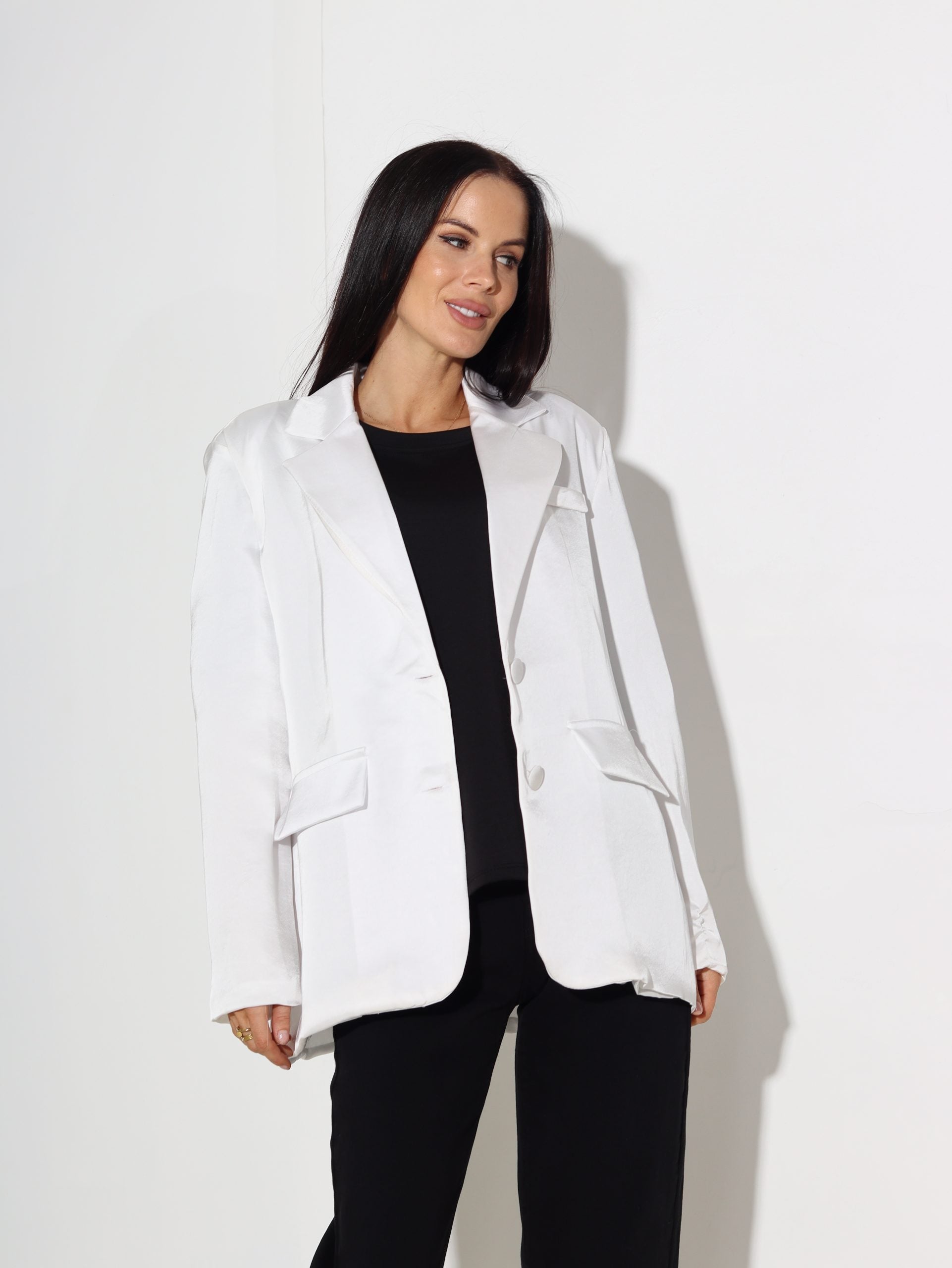 Balta zīdīga auduma žakete ar 2 pogu aizdari - 16407