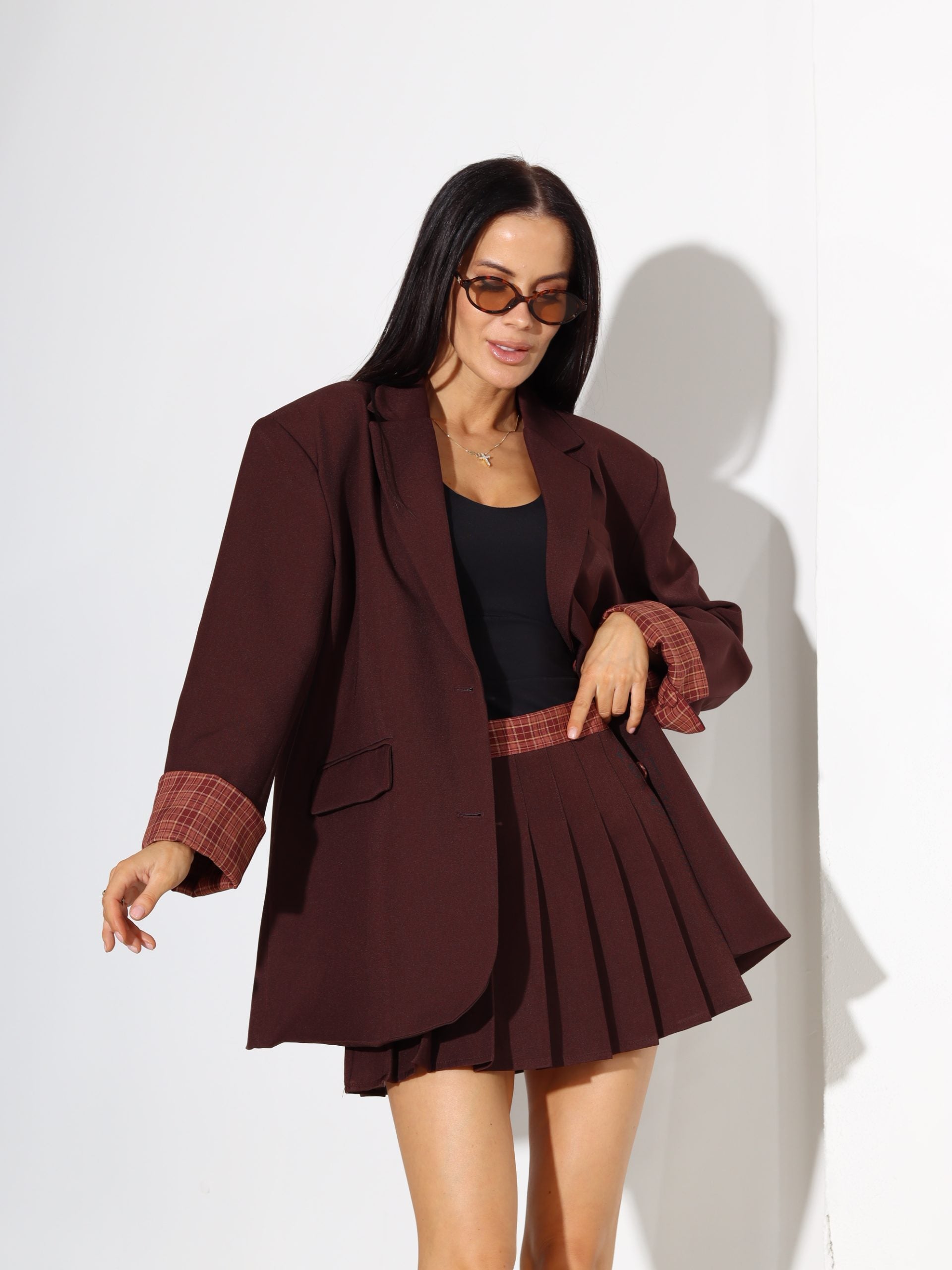 Brūns komplekts (žakete + svārki/šortiņš) ar rūtainu maliņu - 17805