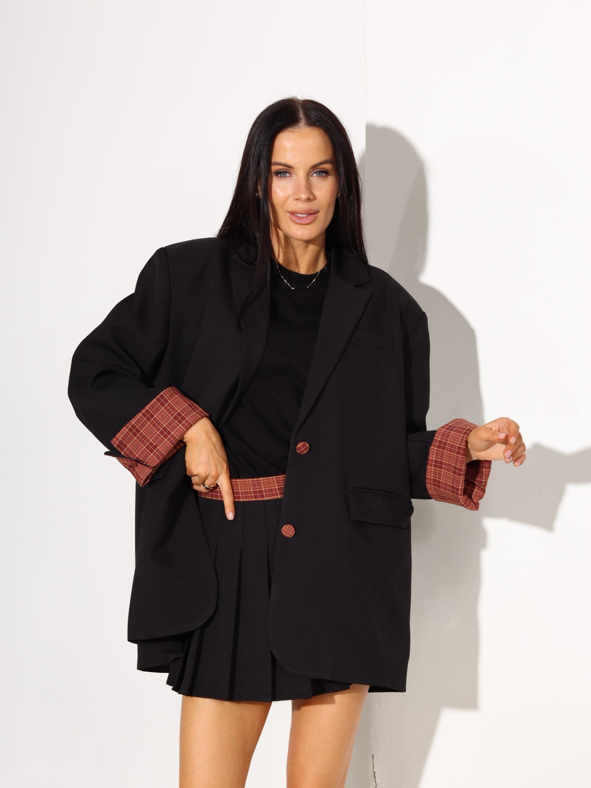 Melns komplekts (žakete + svārki/šortiņš) ar rūtainu maliņu - 17804