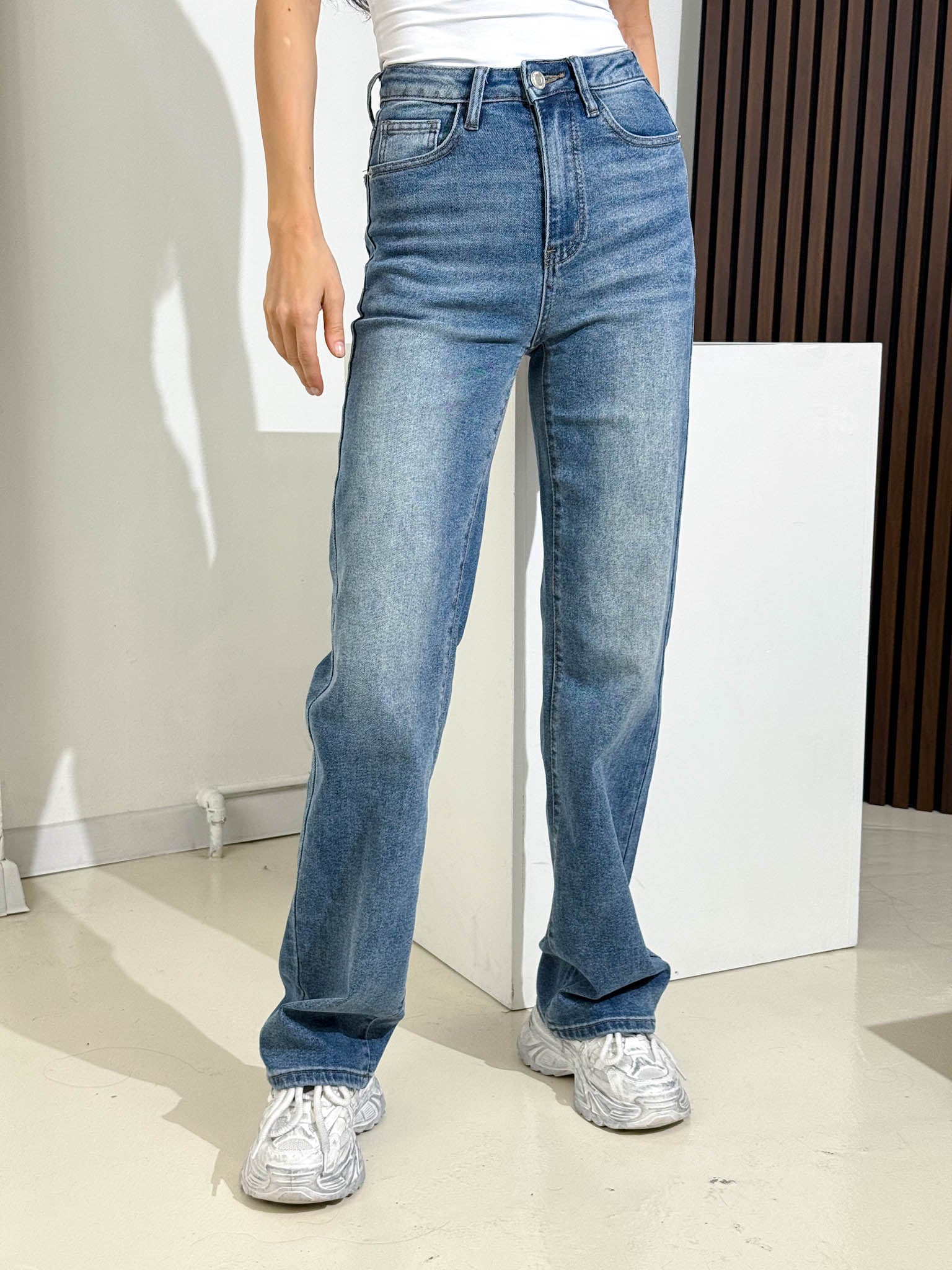 Tumši zilas ,, Straight Wide'' džinsa bikses ar dekoratīviem plēsumiem - 15914