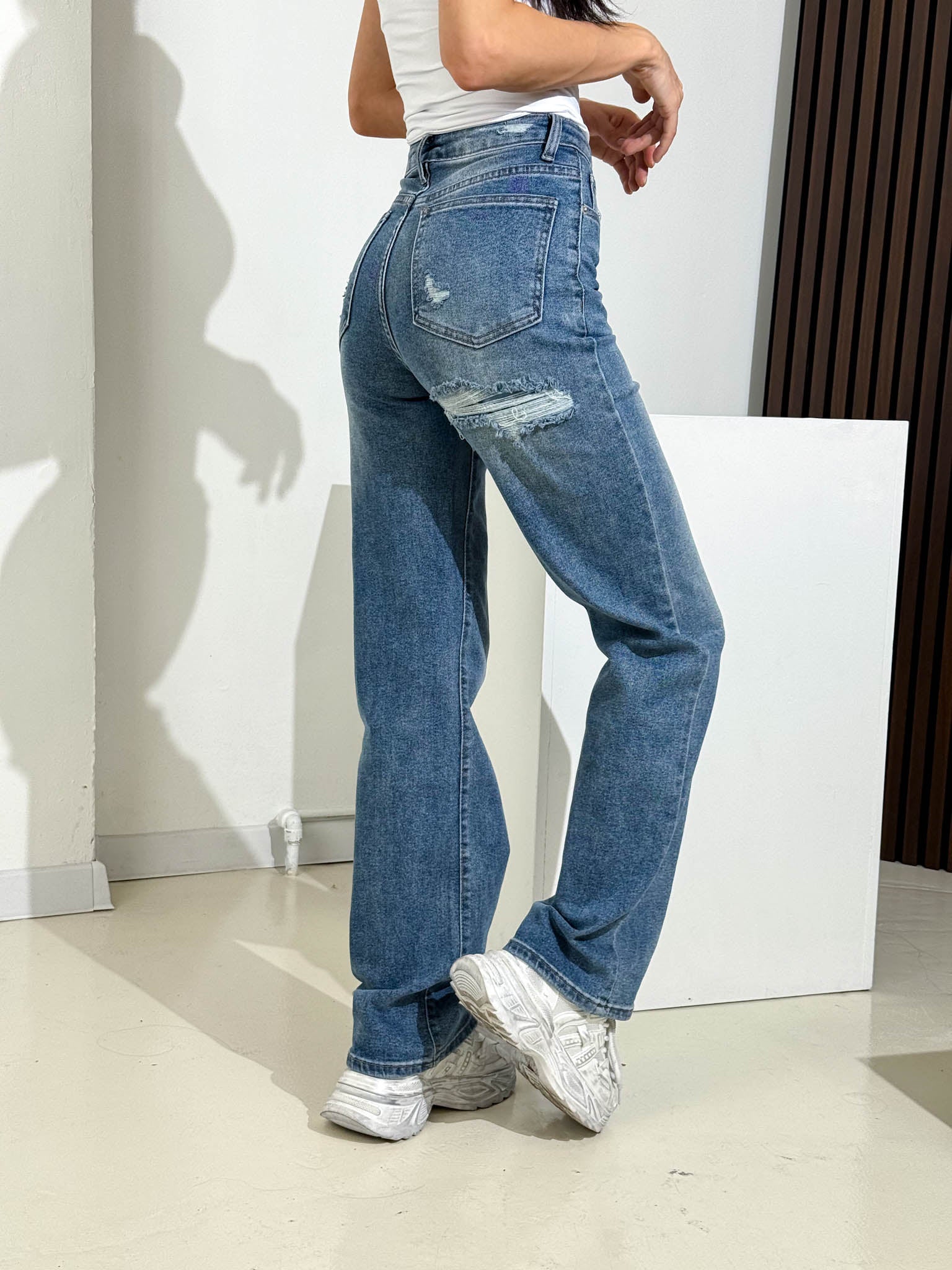 Tumši zilas ,, Straight Wide'' džinsa bikses ar dekoratīviem plēsumiem - 15914