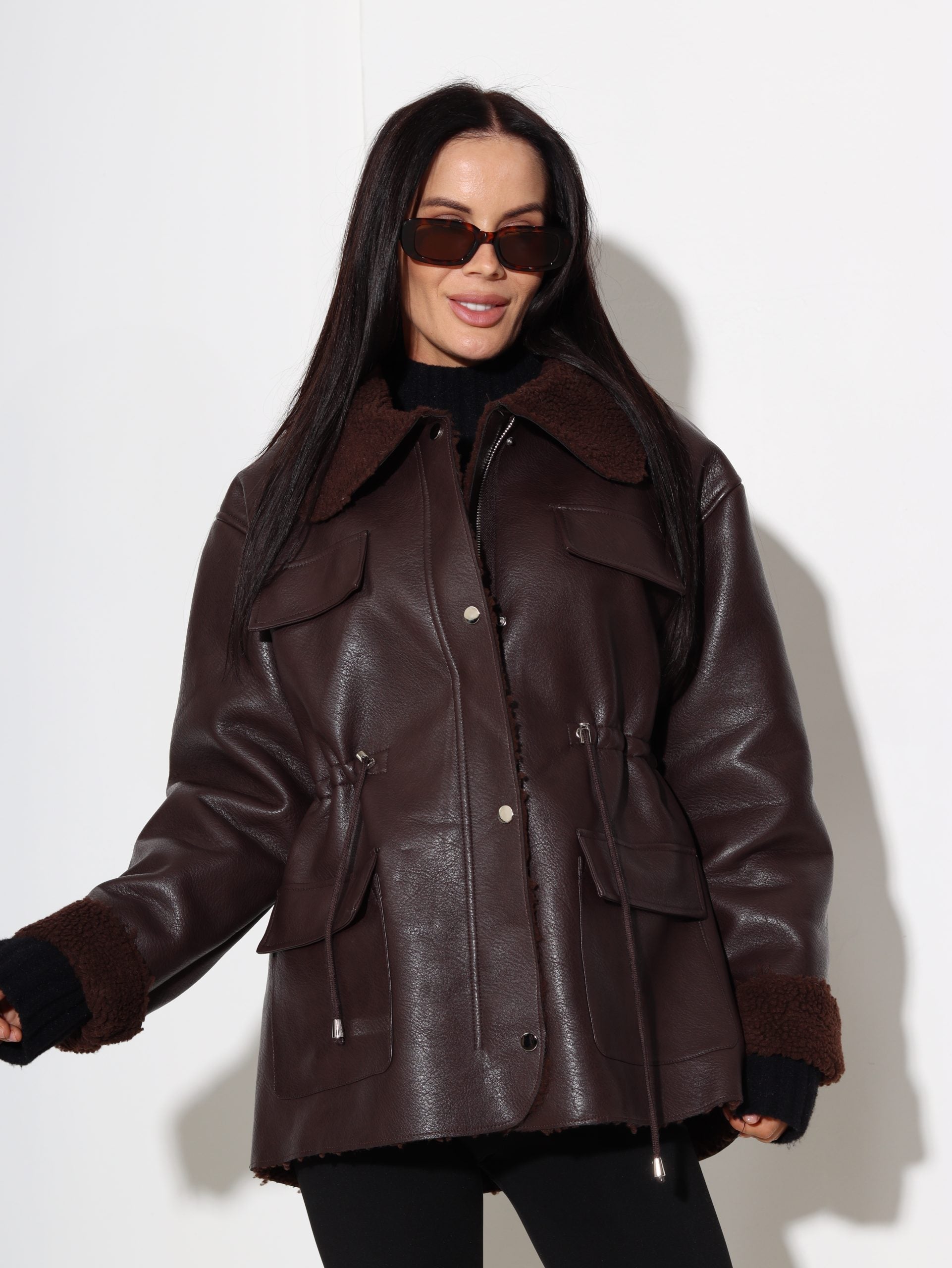 Brūna, m/ā virsjaka ar savilkumu vidukļa daļā - 17031