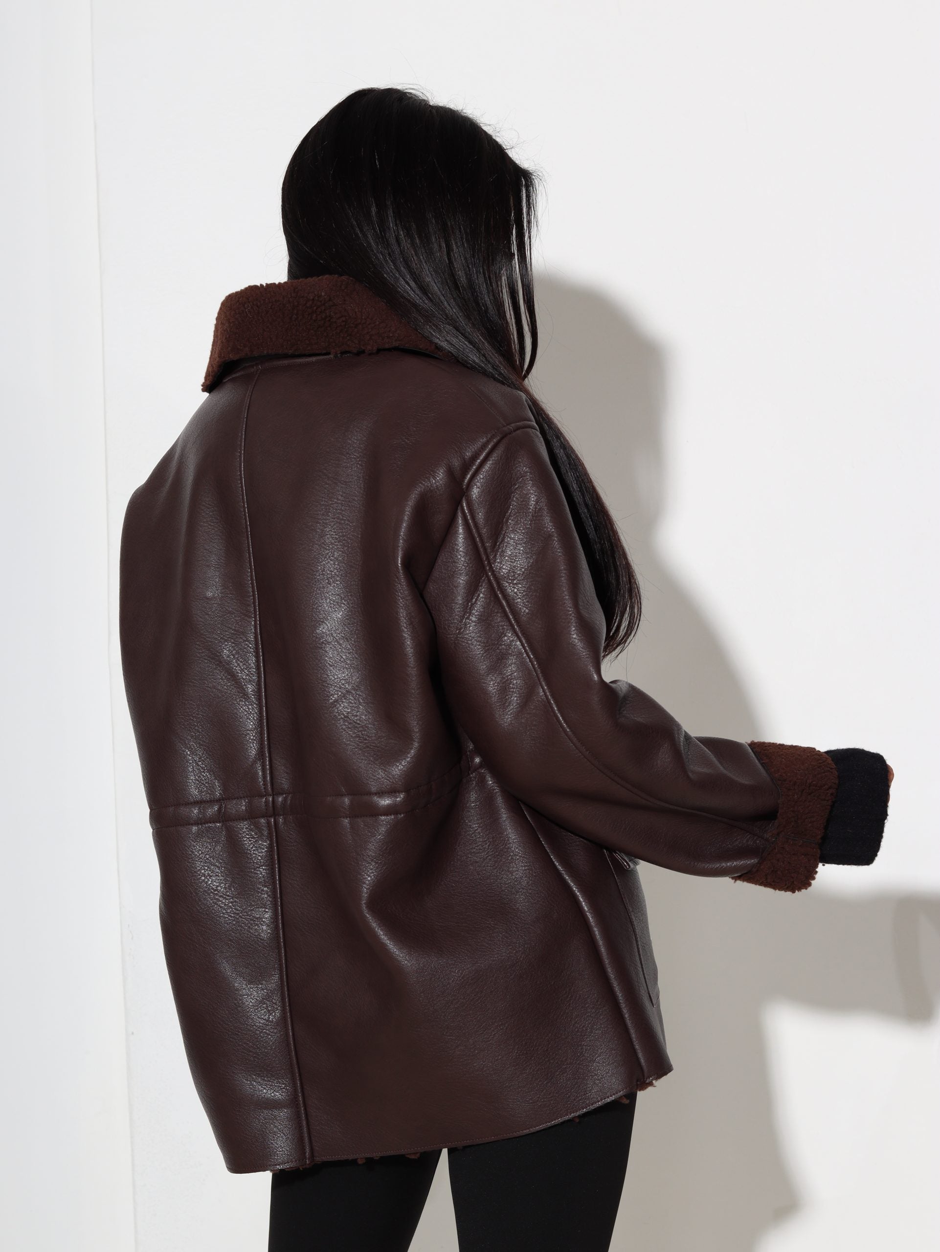 Brūna, m/ā virsjaka ar savilkumu vidukļa daļā - 17031