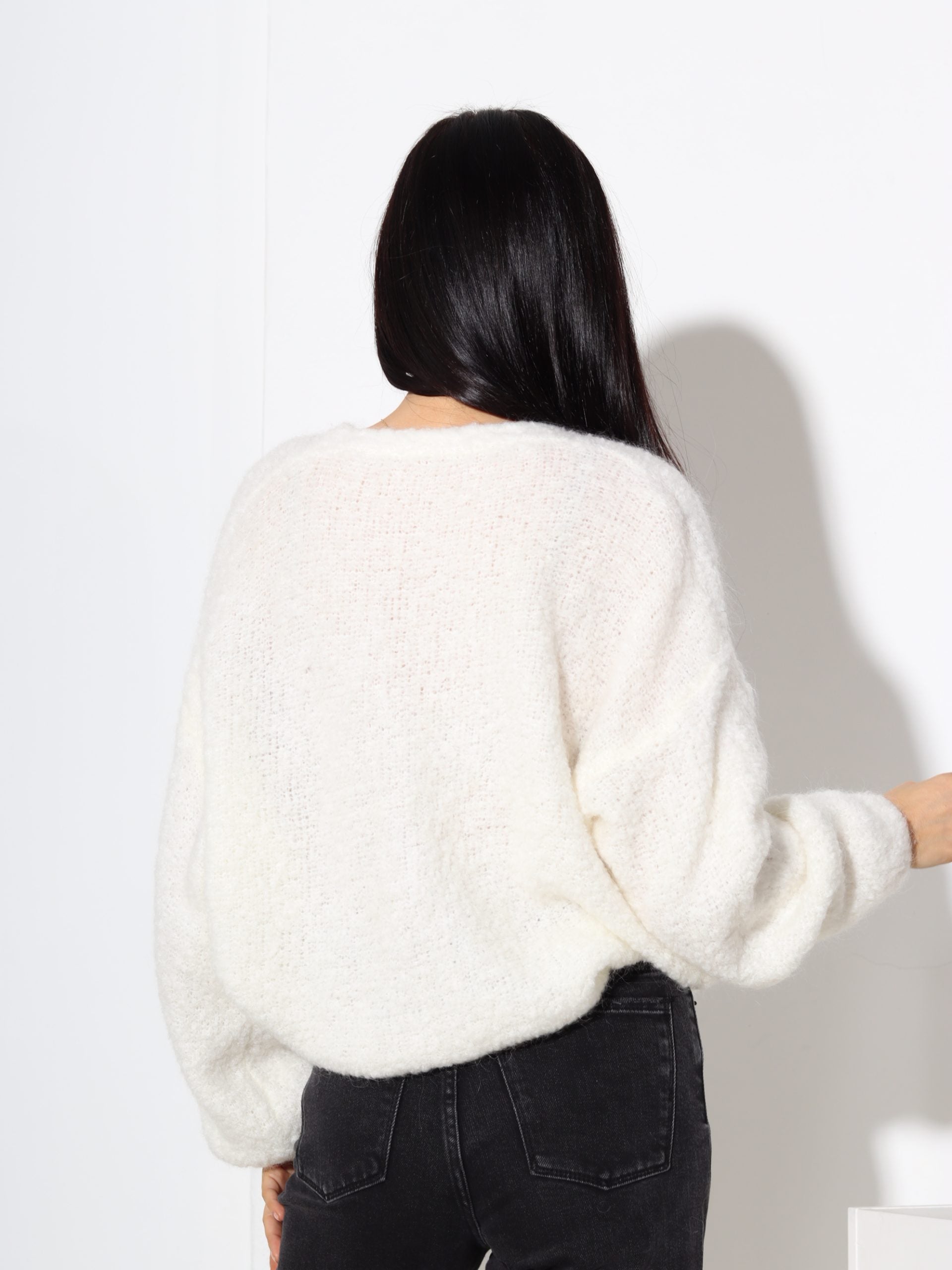 Balta mezgliņdzijas adījuma jaka, podziņu aizdare - 17513