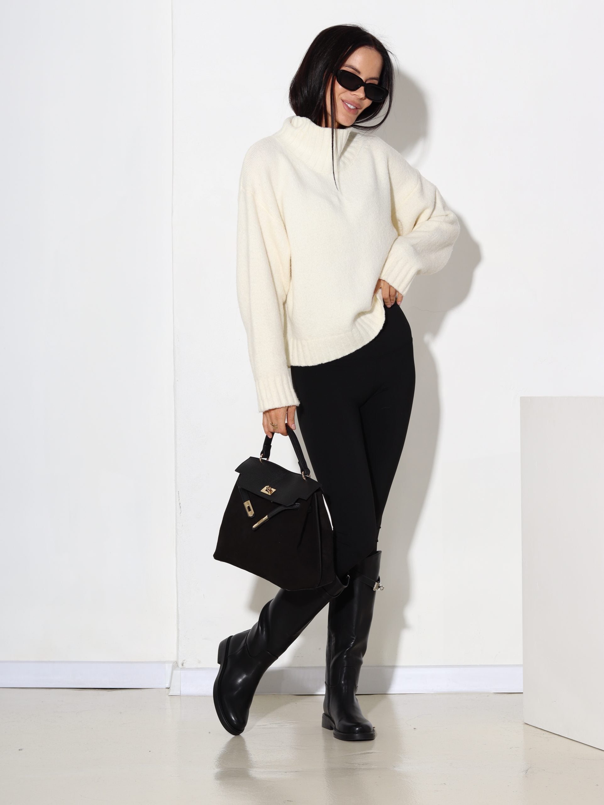 Balts, smalka adījuma džemperis ar paaugstinātu kakla daļu - 17087