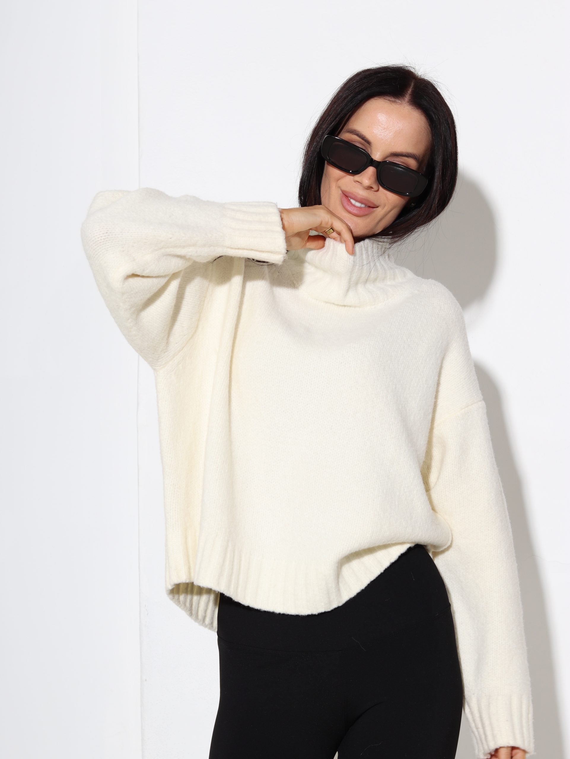 Balts, smalka adījuma džemperis ar paaugstinātu kakla daļu - 17087