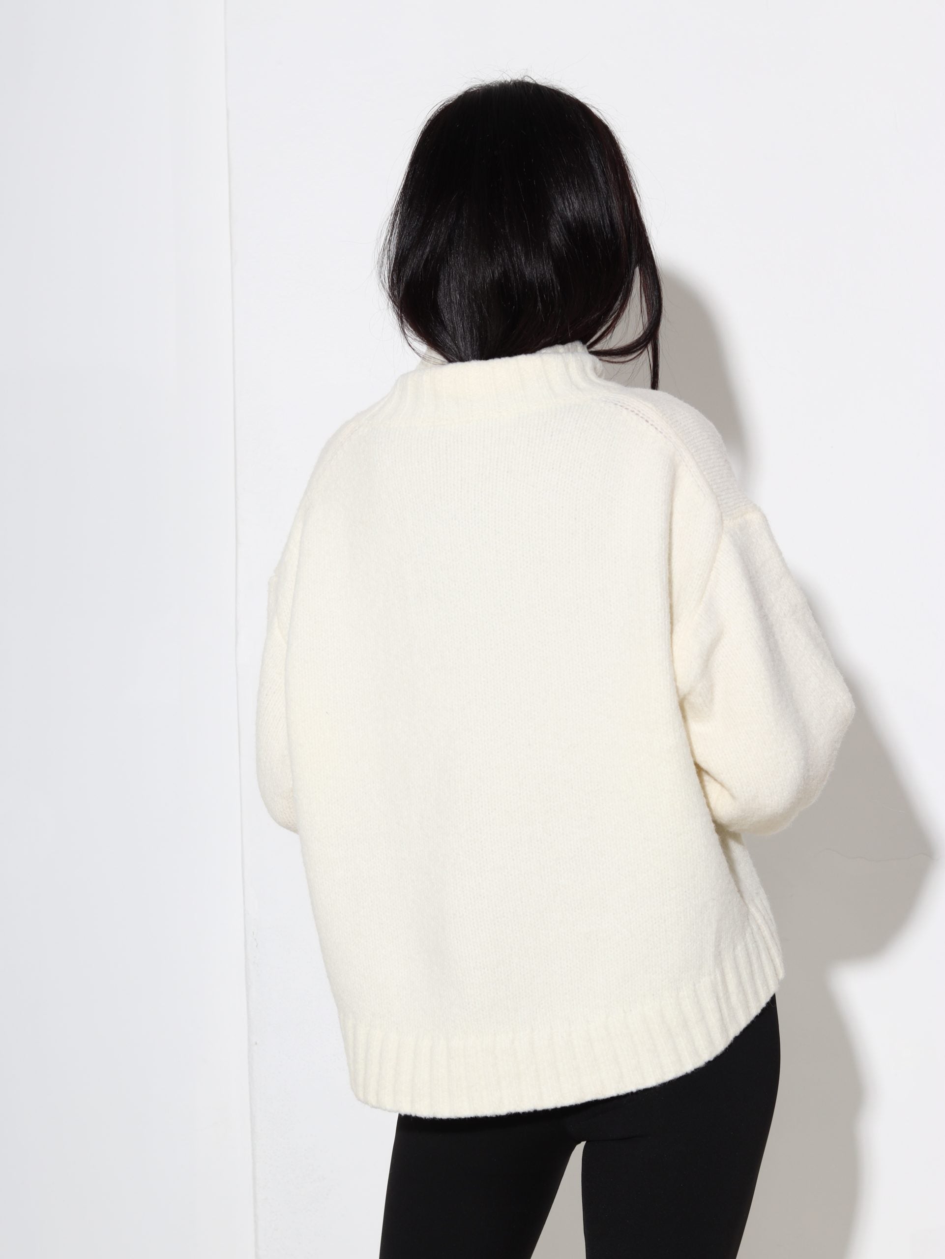 Balts, smalka adījuma džemperis ar paaugstinātu kakla daļu - 17087