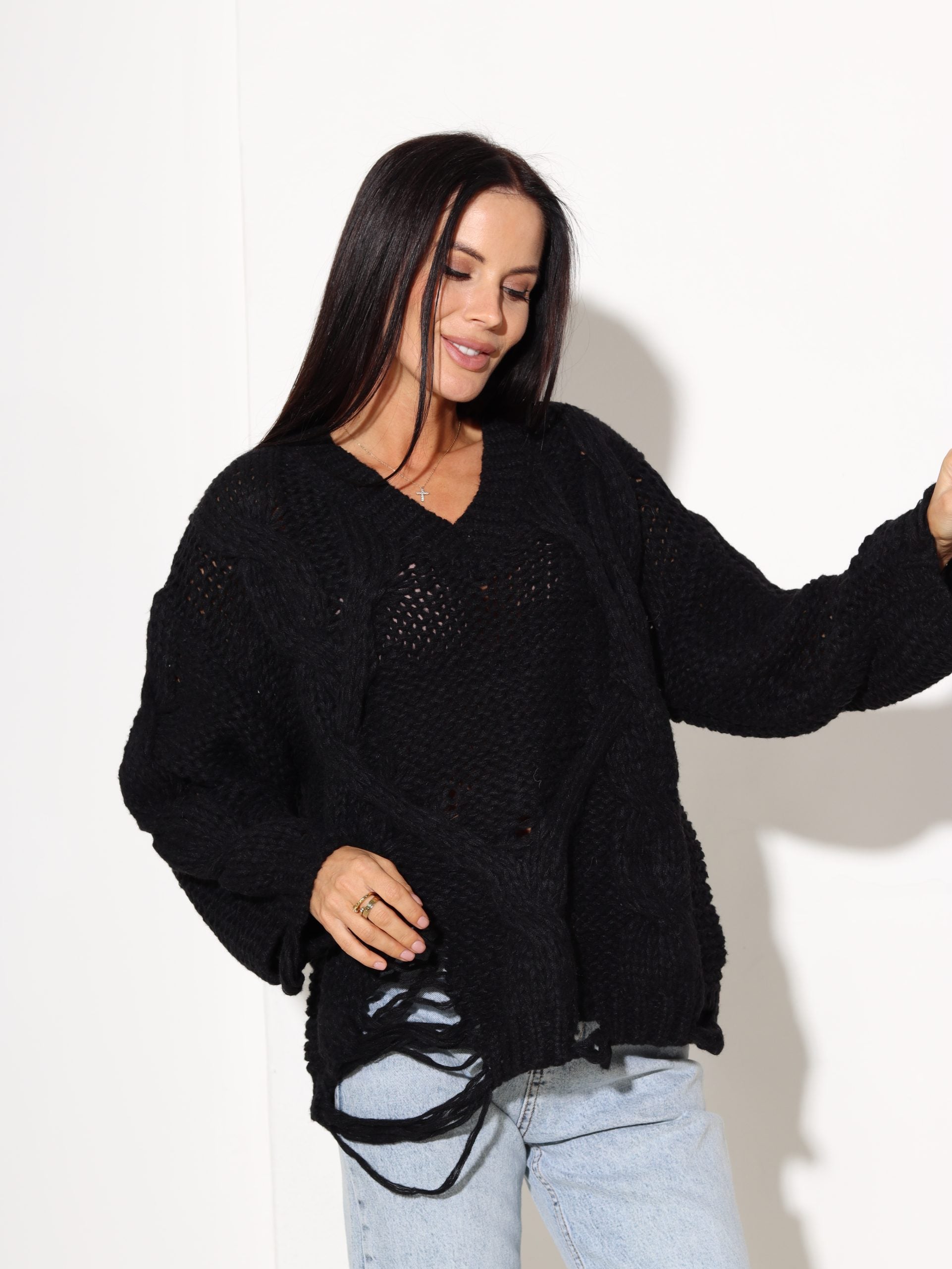 Melns džemperis pīnes rakstā ar plēsumiem - 17089