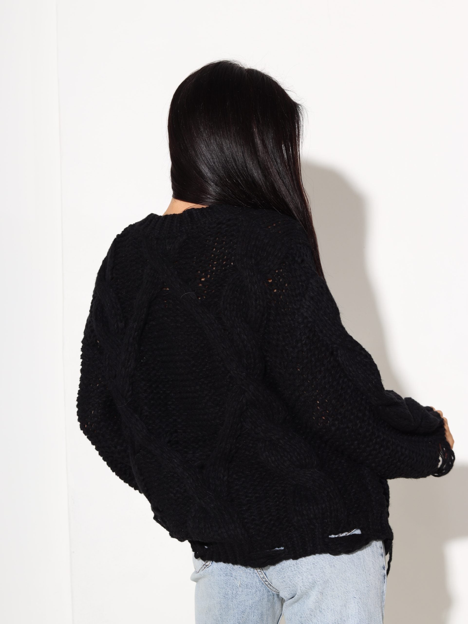 Melns džemperis pīnes rakstā ar plēsumiem - 17089