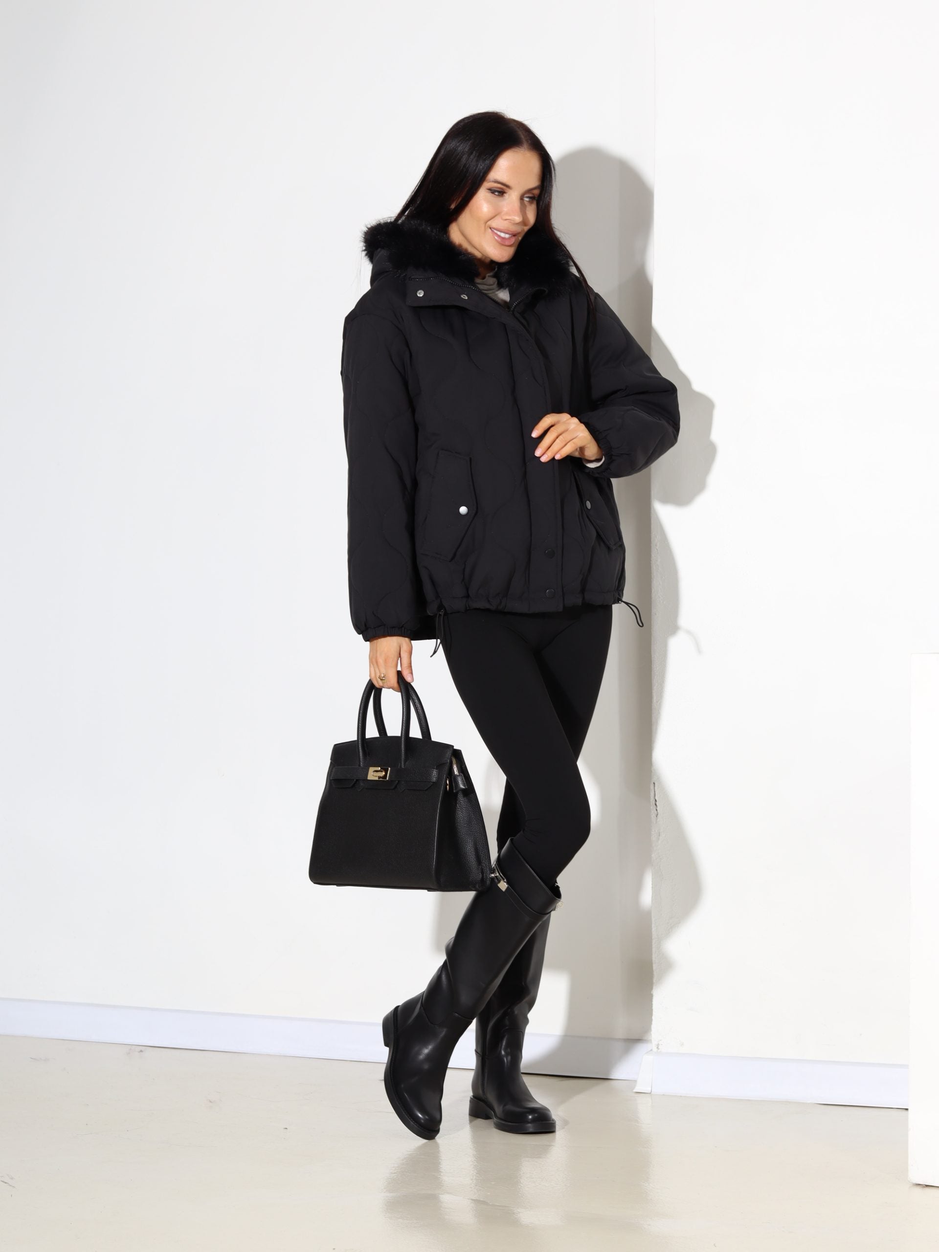 Melna stepēta virsjaka ar pūciņas oderi - 17820