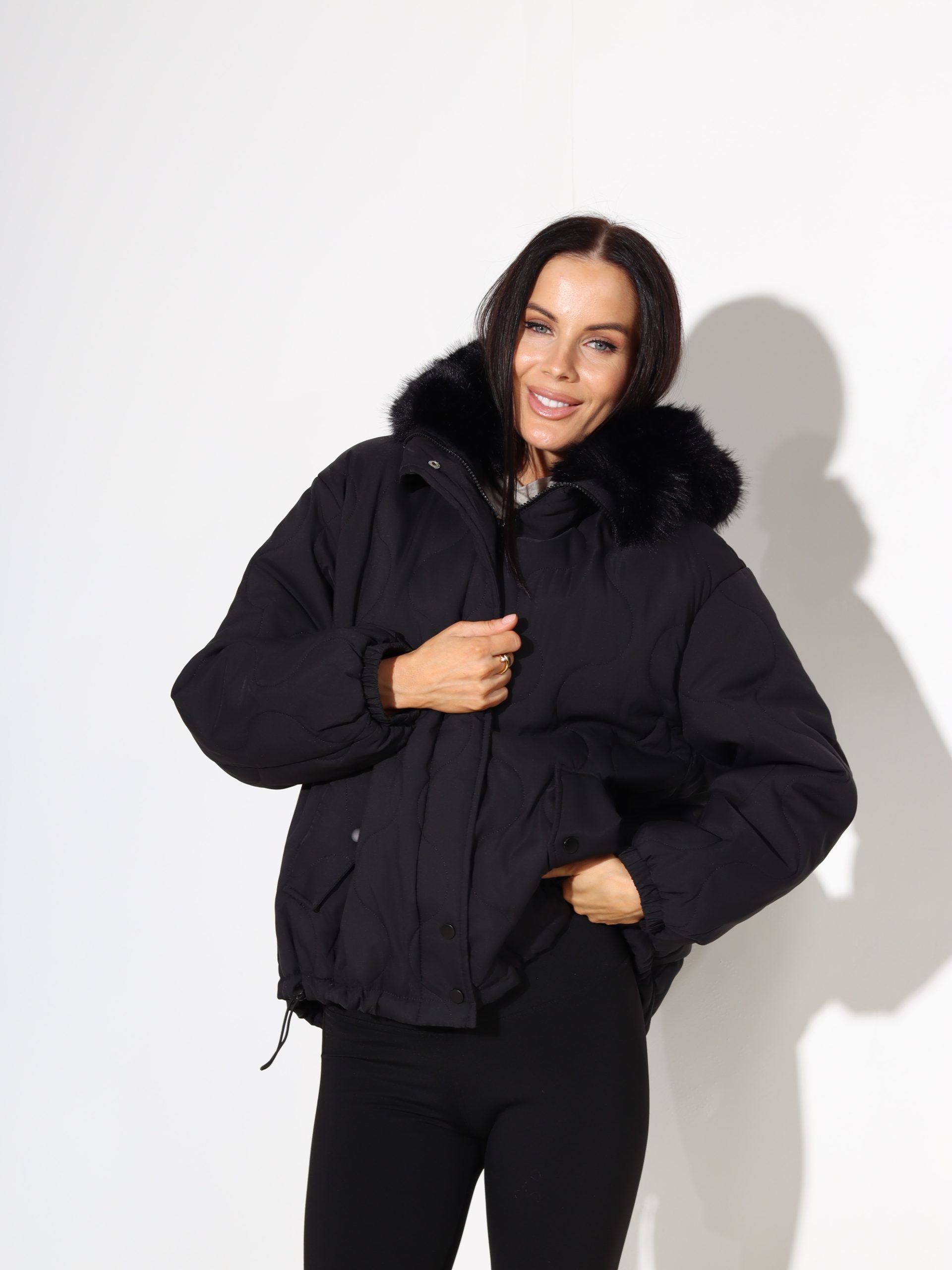 Melna stepēta virsjaka ar pūciņas oderi - 17820