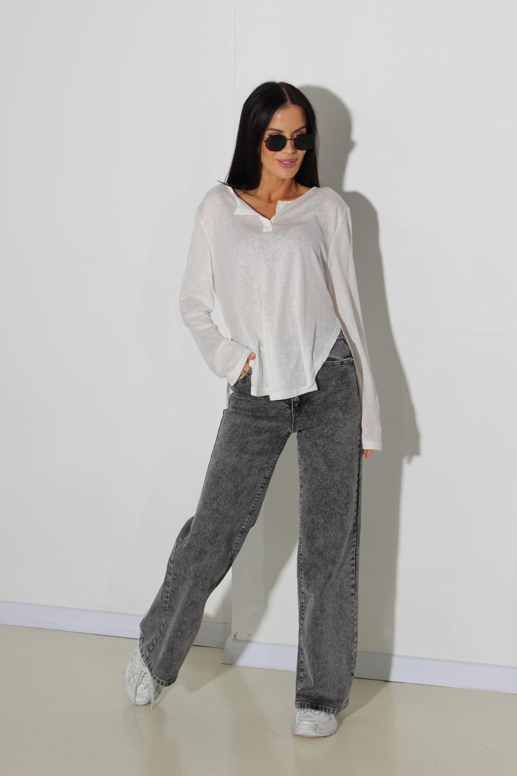 Balts tops ar garu piedurkni un podziņu dekoltē - 16027