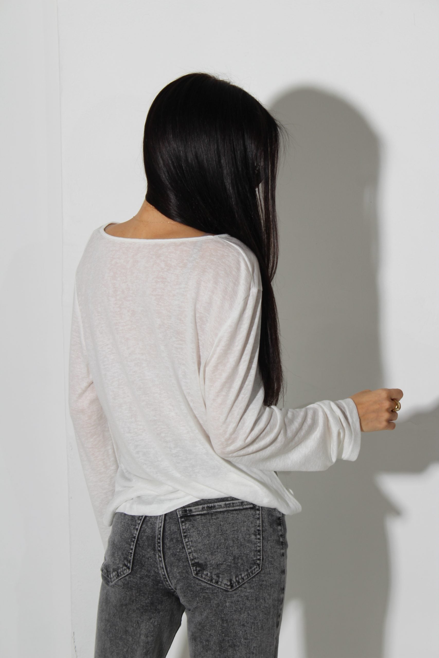 Balts tops ar garu piedurkni un podziņu dekoltē - 16027