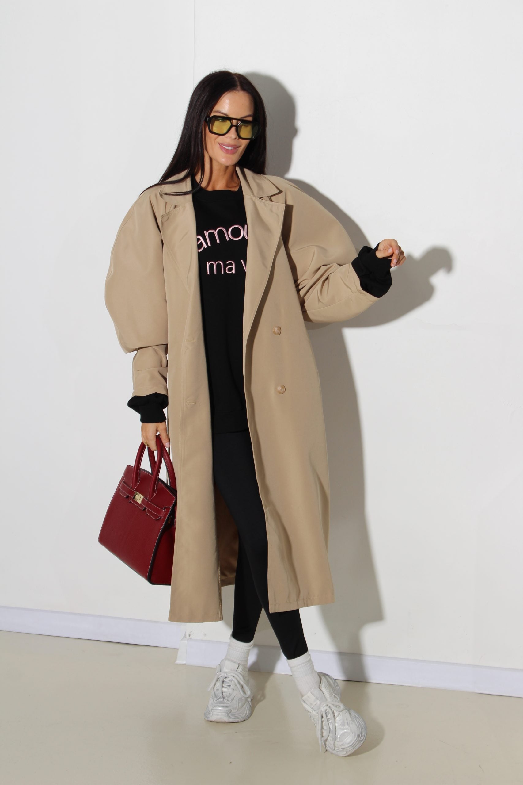 Bēšas krāsas trencis ar stilizētu augšdelnu - 16028