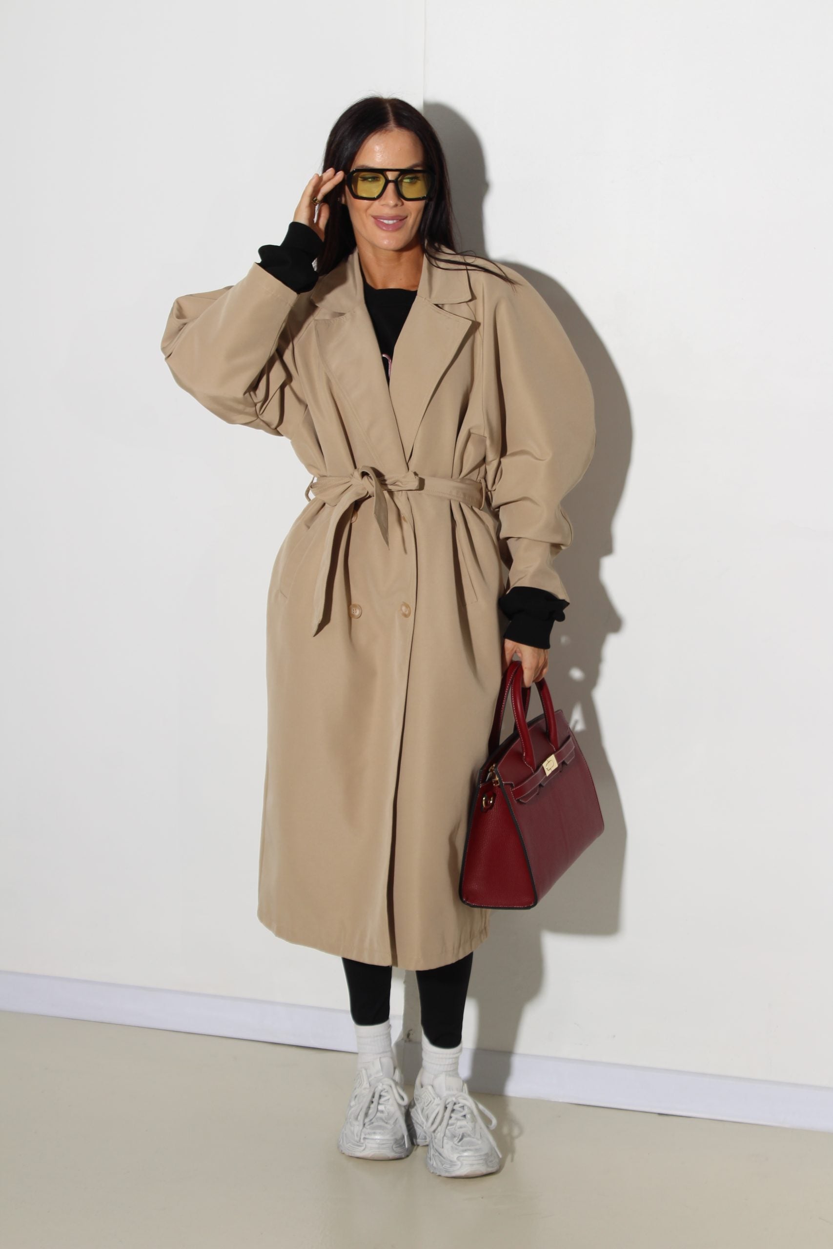 Bēšas krāsas trencis ar stilizētu augšdelnu - 16028