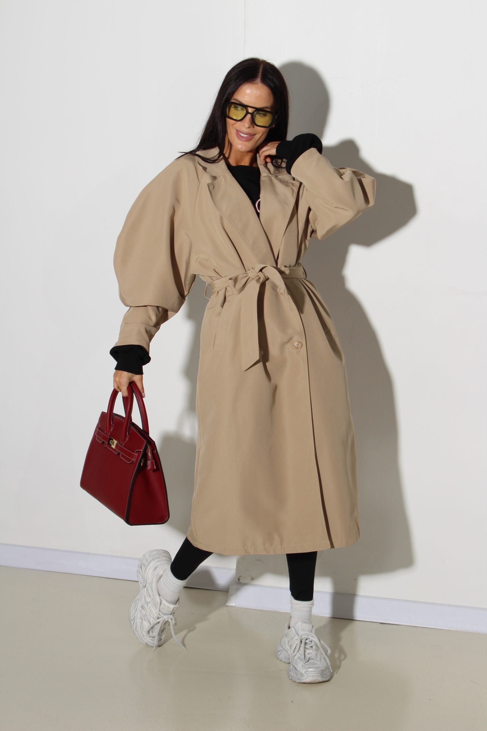 Bēšas krāsas trencis ar stilizētu augšdelnu - 16028