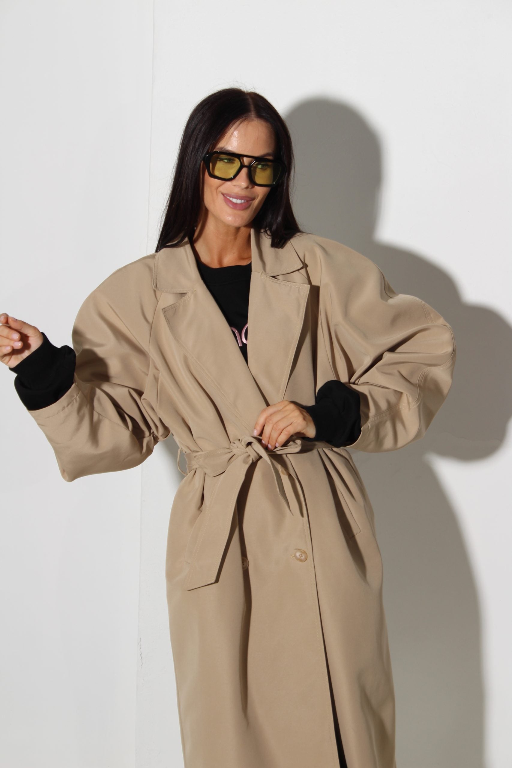 Bēšas krāsas trencis ar stilizētu augšdelnu - 16028