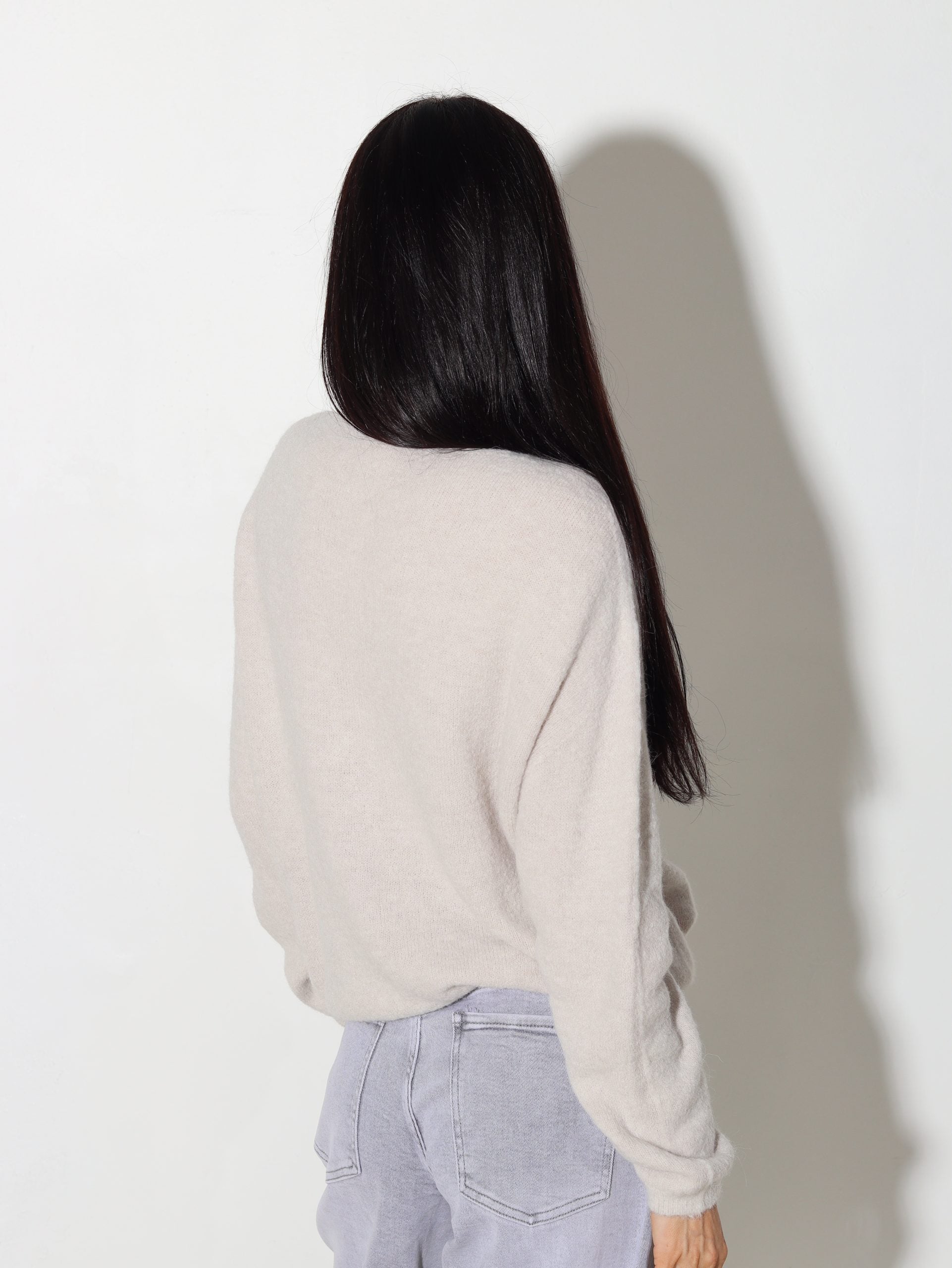 Bēša alpakas jaka ar ,,V'' veida kakliņu - 15367