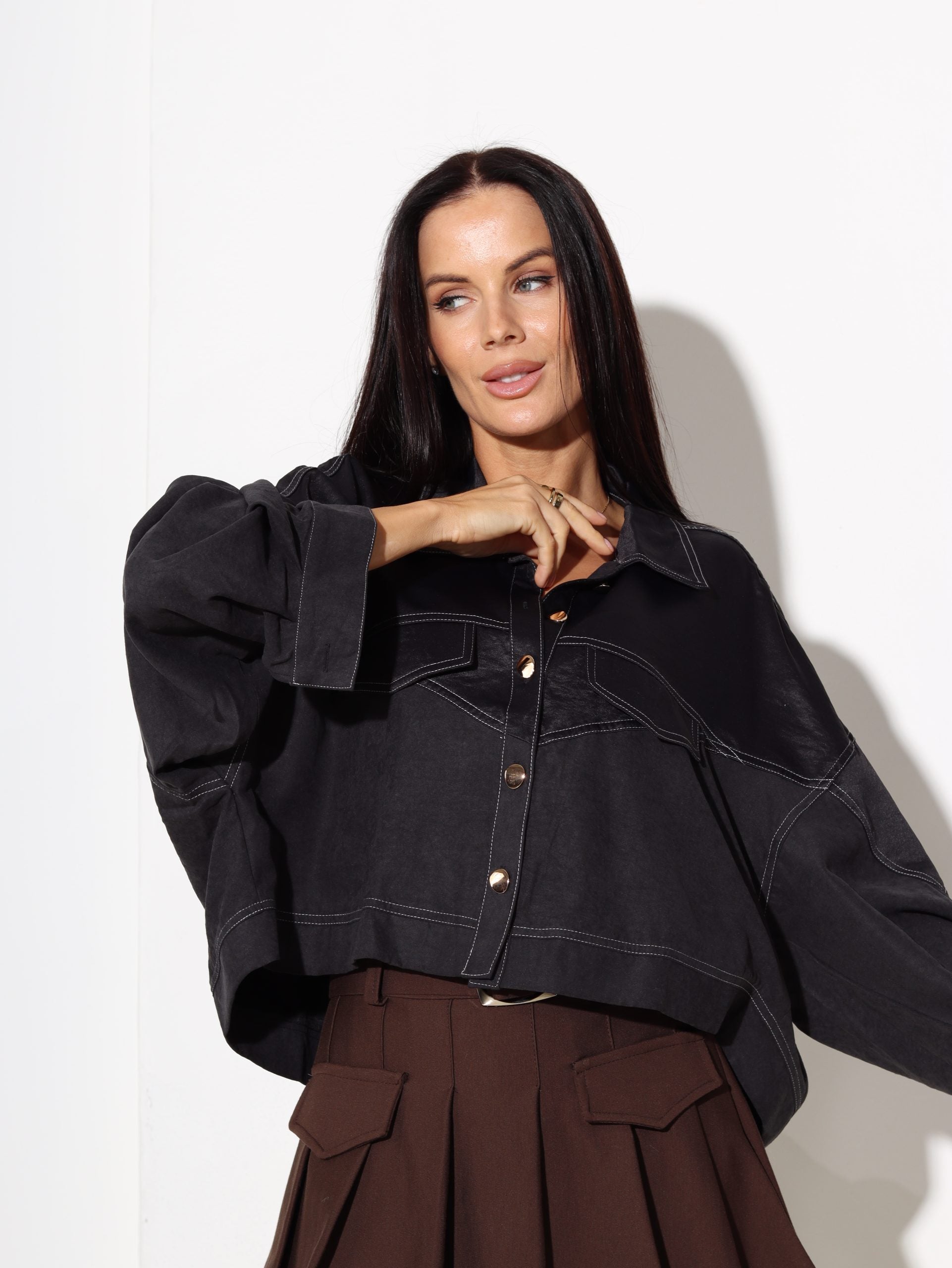 Melns saīsināts krekls/blūze, balta diedziņa šuvums - 17064