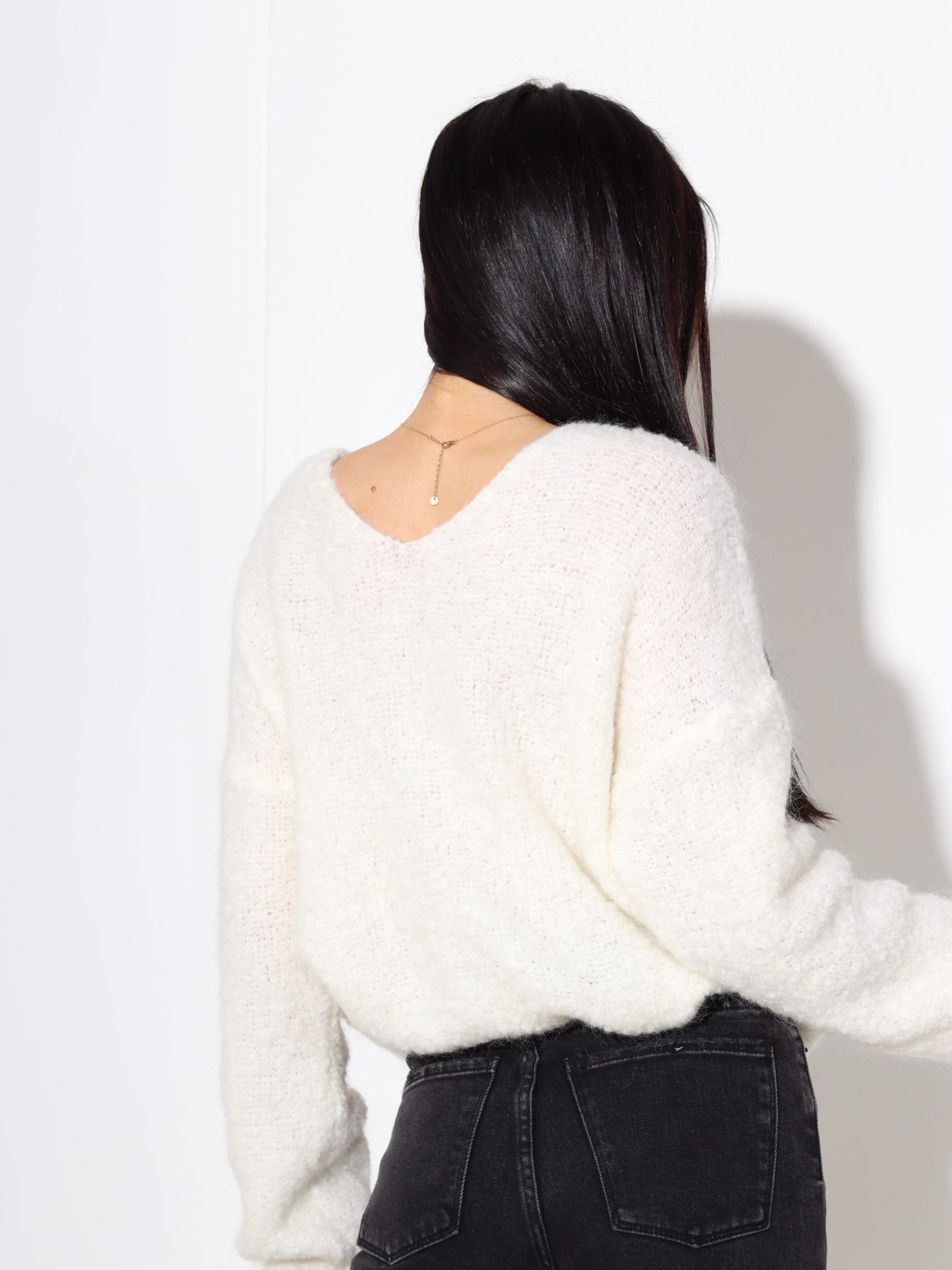 Balts mezgliņdzijas adījuma džemperis, 'V' dekoltē - 17508