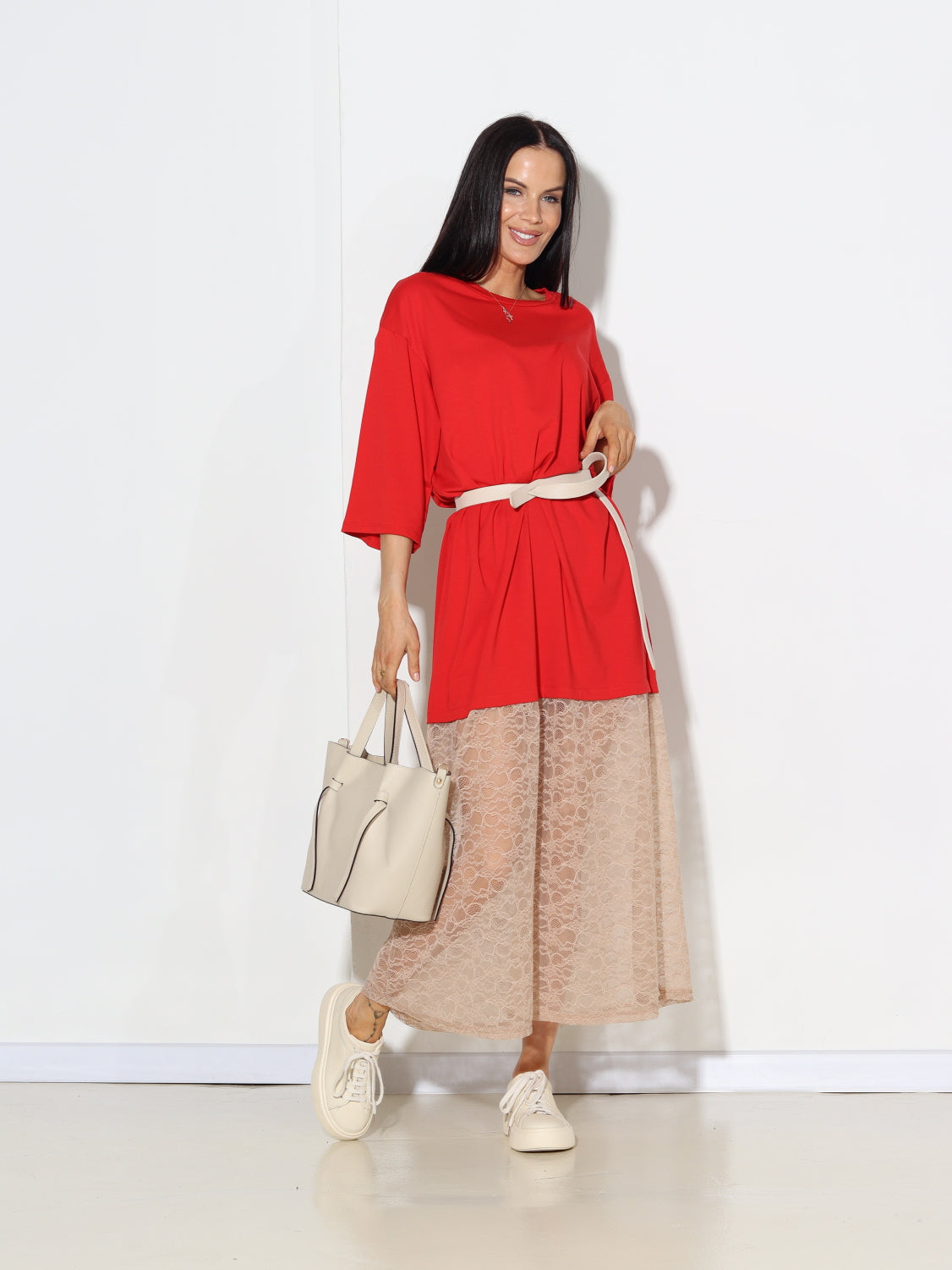 Sarkana kleita ar bēšu mežģīnes apakšdaļu - 15006