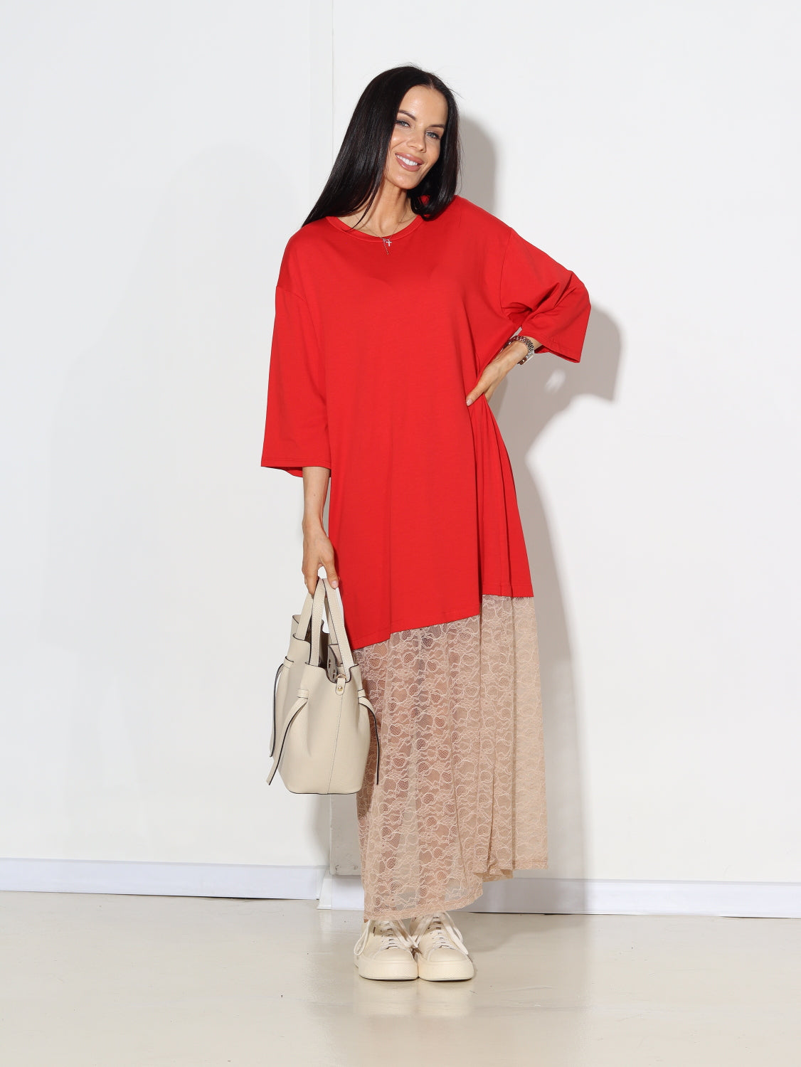 Sarkana kleita ar bēšu mežģīnes apakšdaļu - 15006