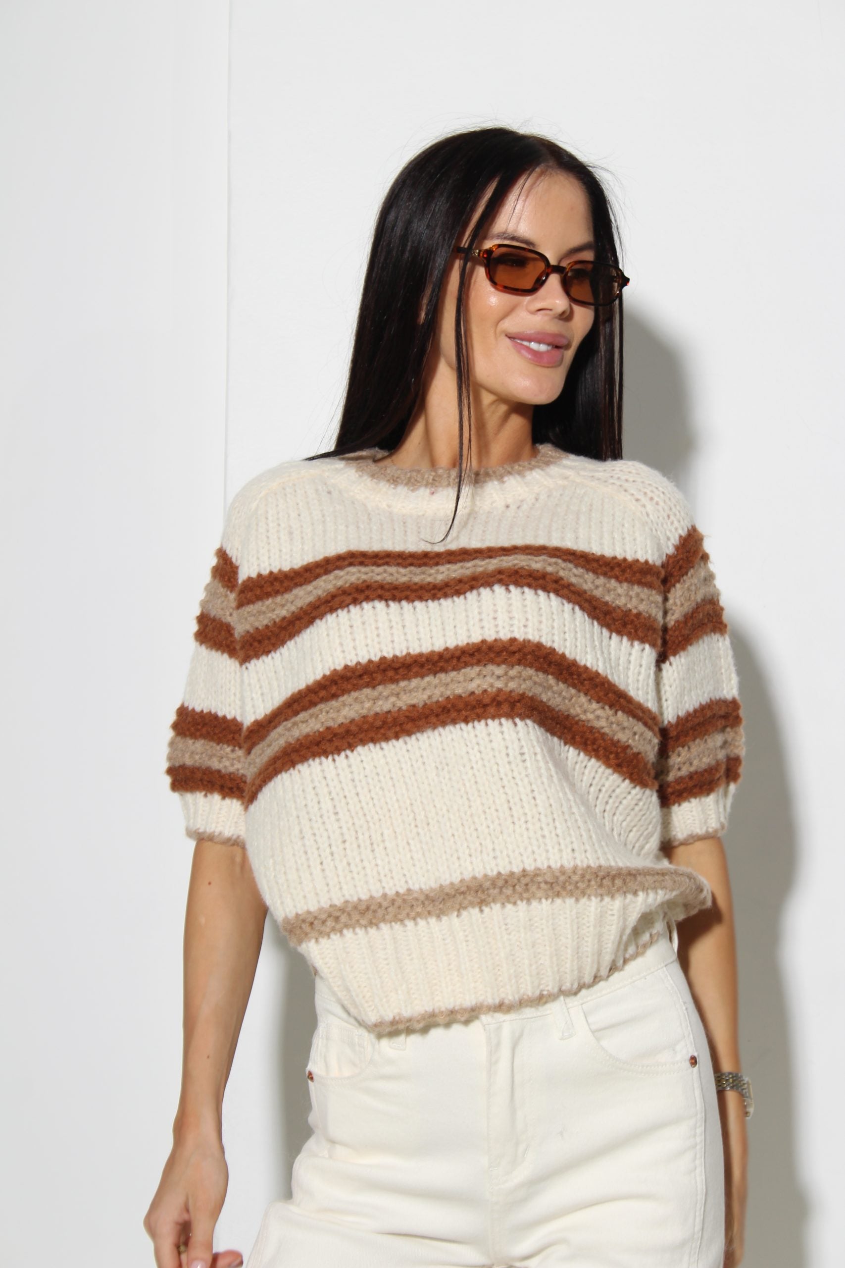 Balts, liela adījuma džemperis ar brūnām svītrām - 16092