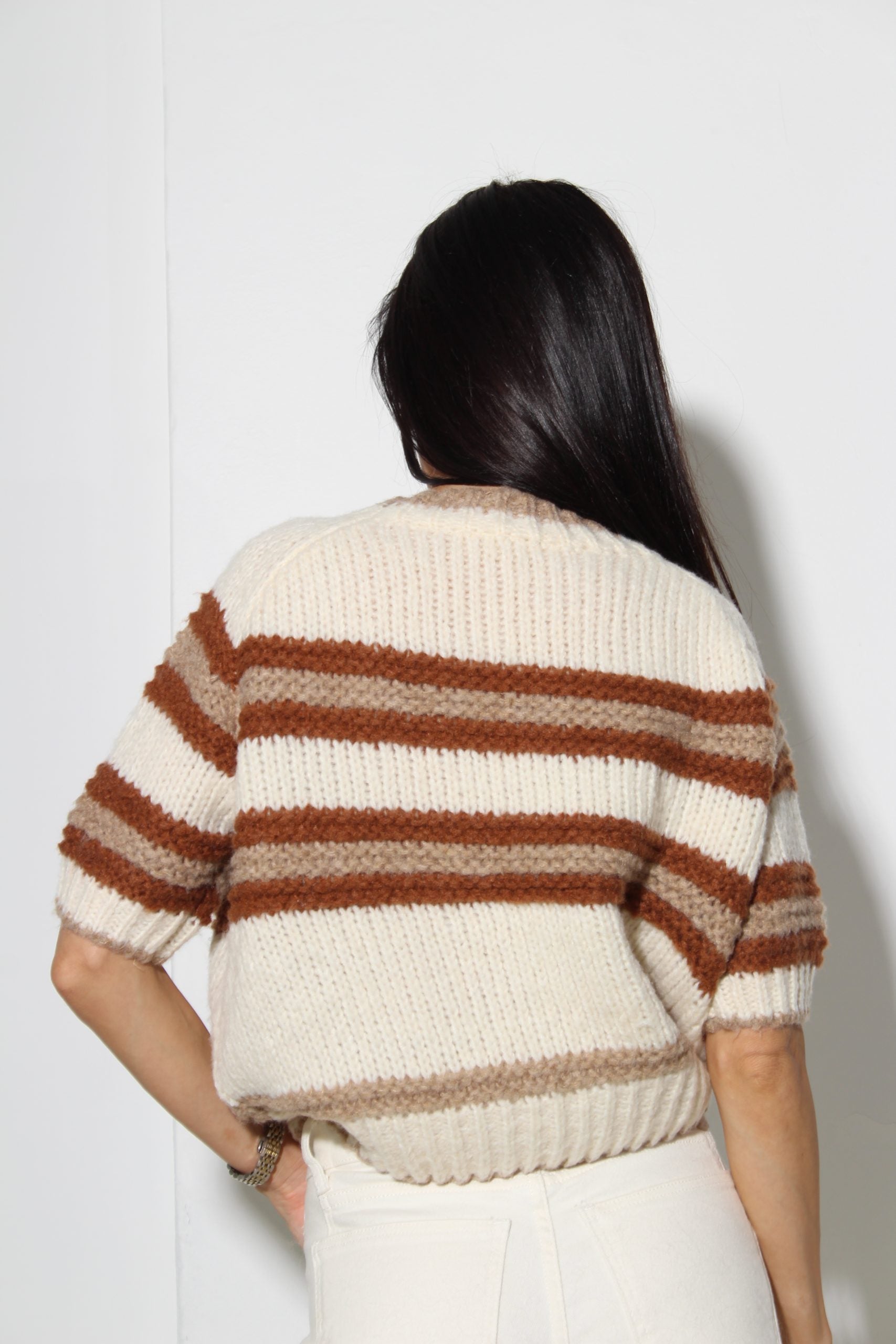 Balts, liela adījuma džemperis ar brūnām svītrām - 16092