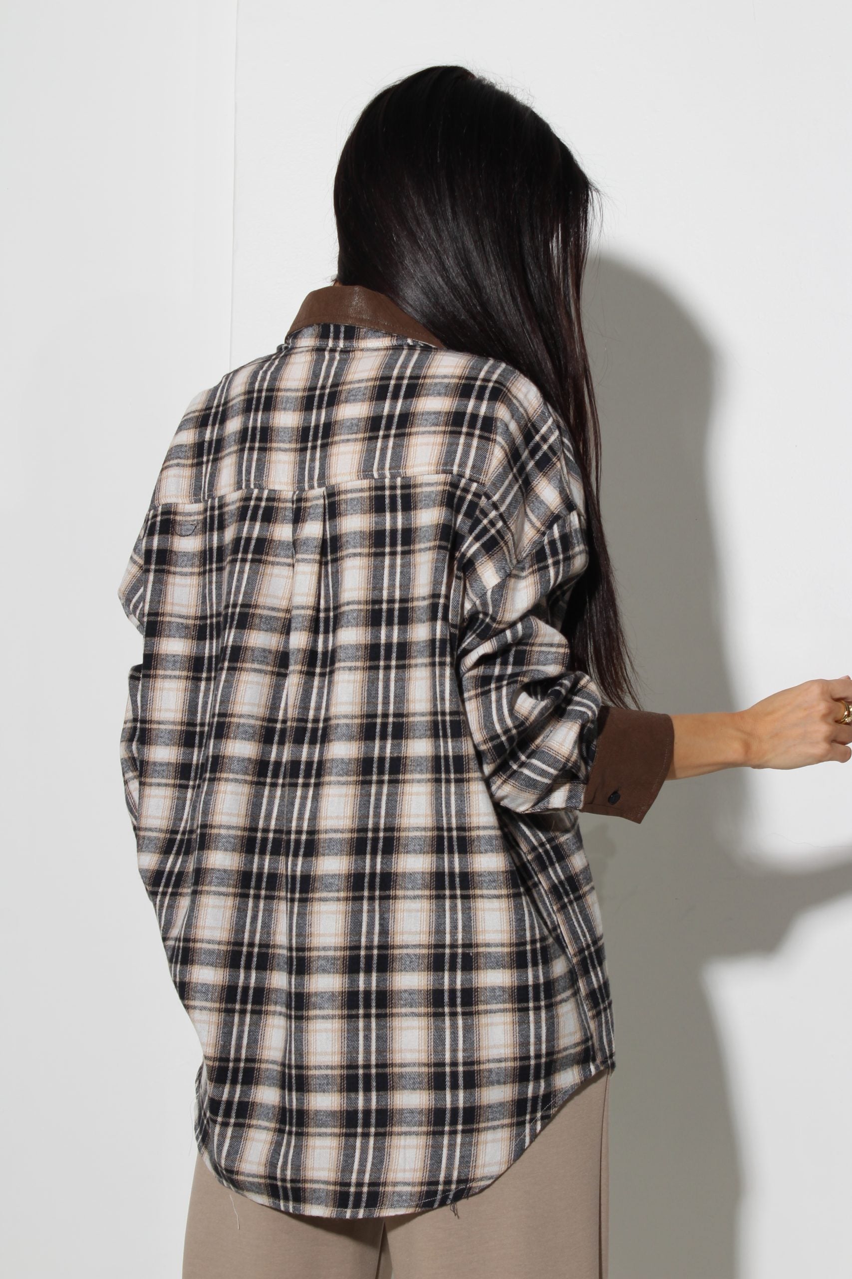 Bēšas krāsas rūtains krekls ar zamšādas kabatiņu - 16095