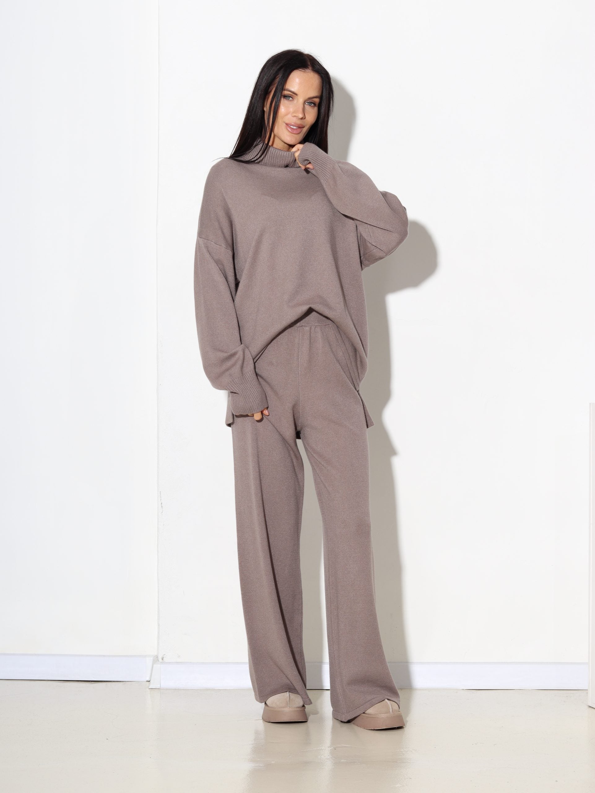 Taupes tonī adīts komplekts ar dubultatloka kakla daļu - 17117