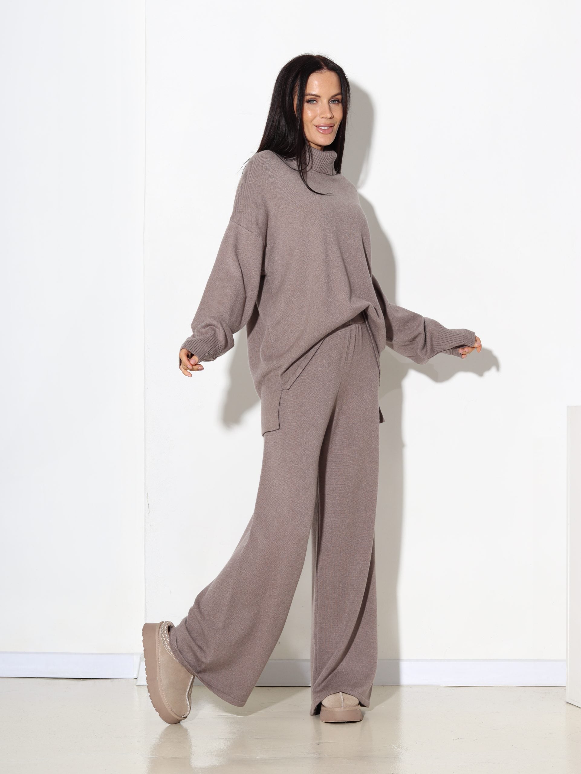 Taupes tonī adīts komplekts ar dubultatloka kakla daļu - 17117