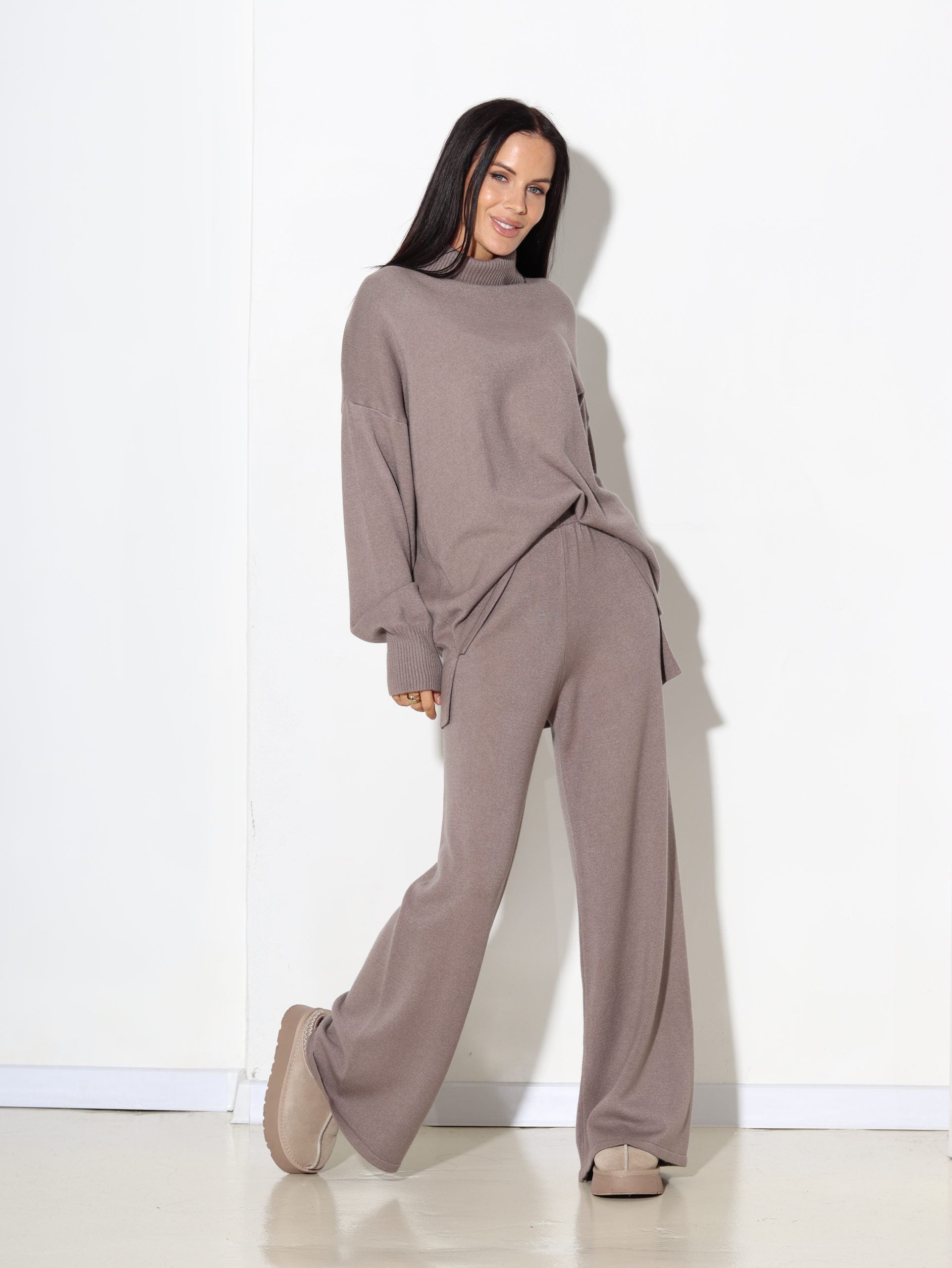 Taupes tonī adīts komplekts ar dubultatloka kakla daļu - 17117