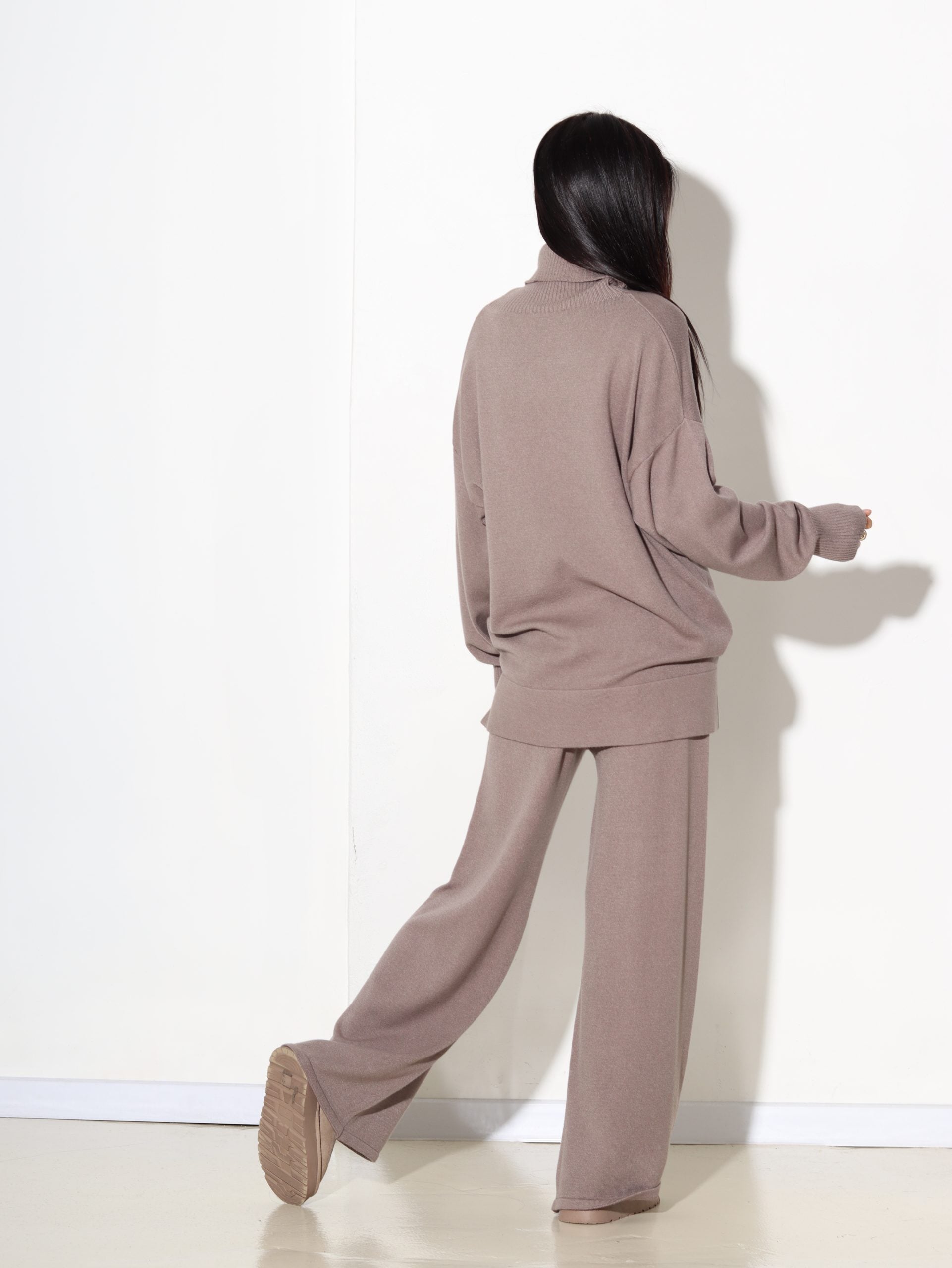 Taupes tonī adīts komplekts ar dubultatloka kakla daļu - 17117