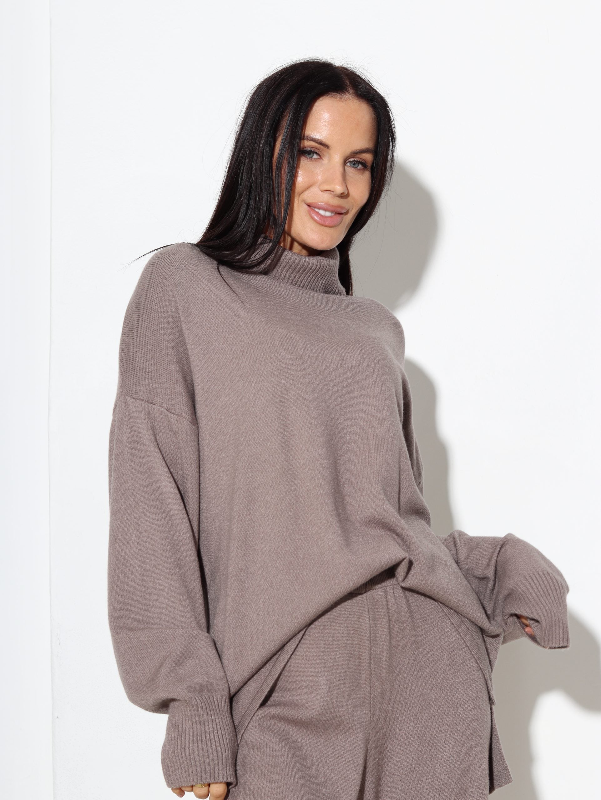 Taupes tonī adīts komplekts ar dubultatloka kakla daļu - 17117