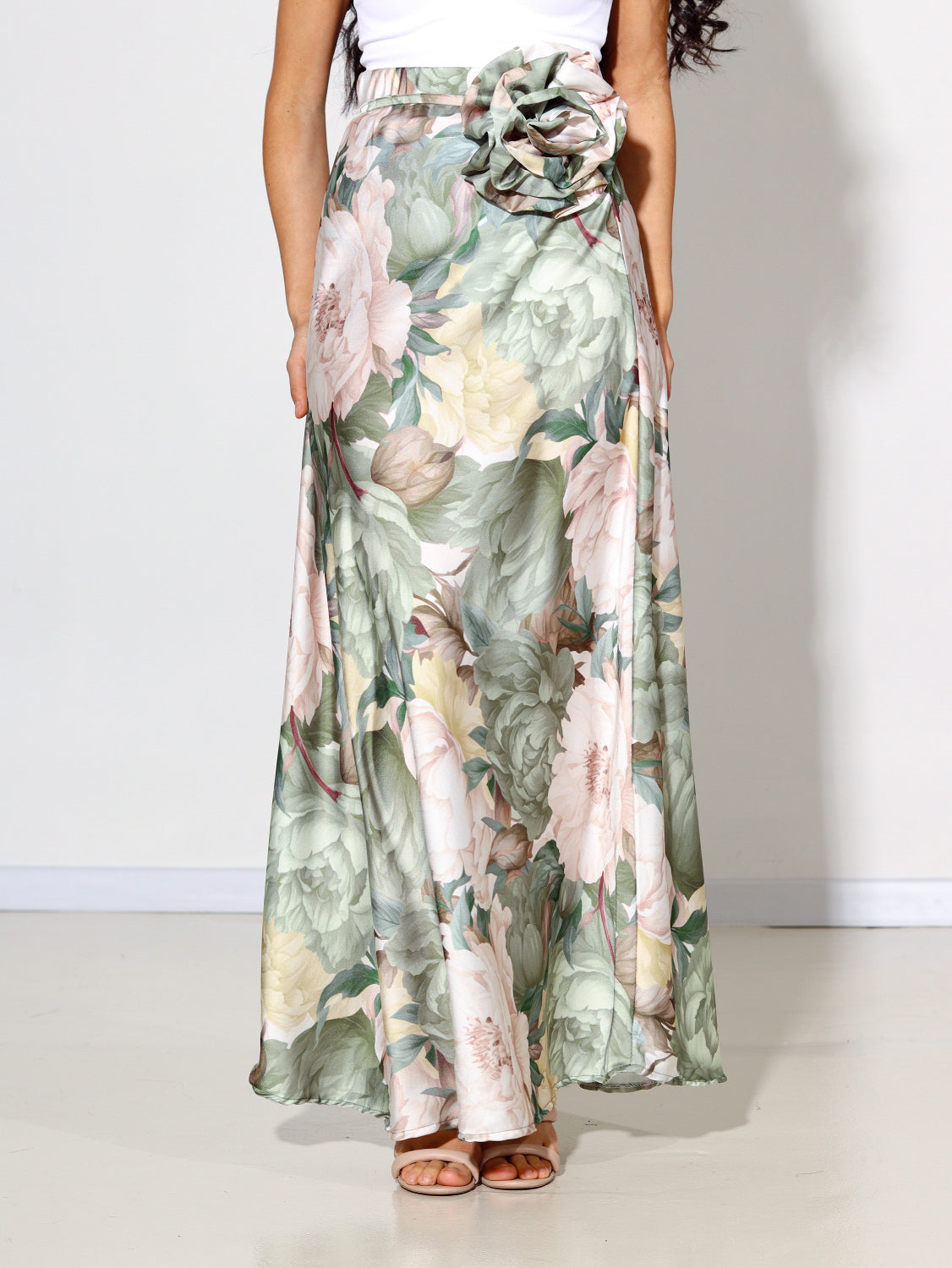 Zaļi, gari atlasa svārki ar ziedu motīvu - 14498