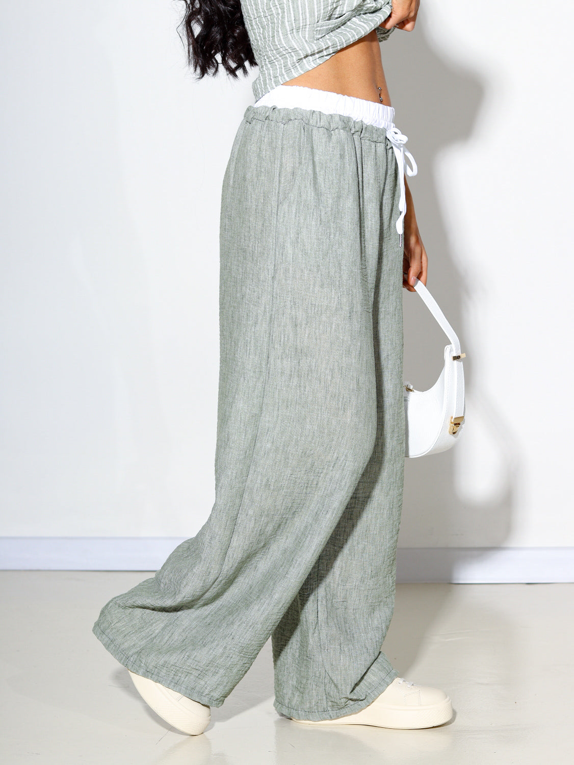 Zaļas lina tipa bikses ar baltu vidukļa daļu - 14490