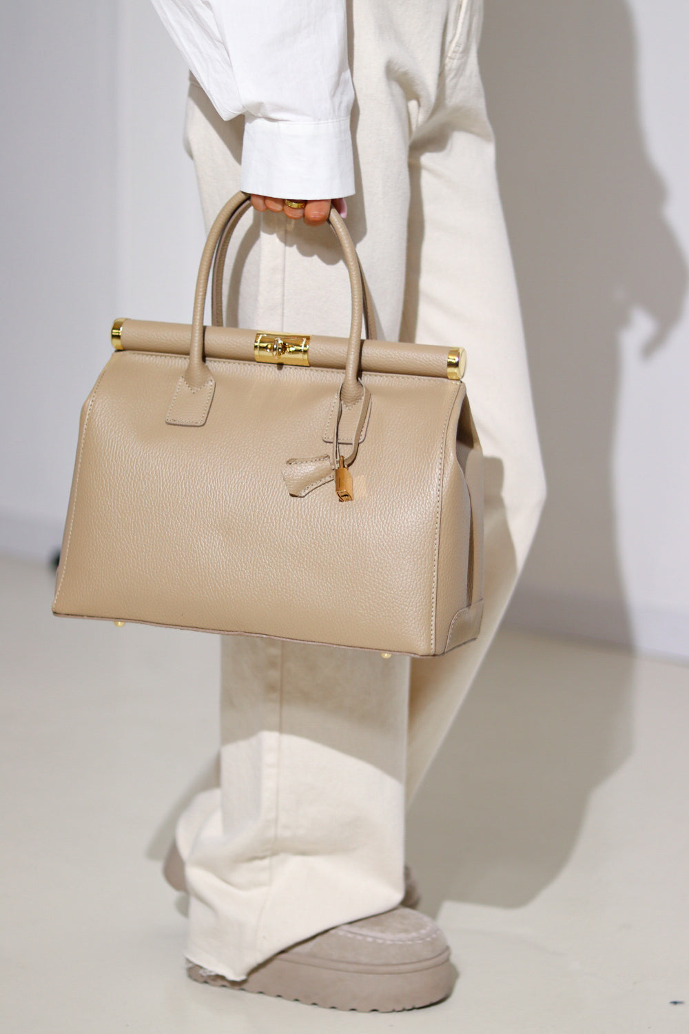 Bēša ādas rokassoma ar atslēgas piekariņu - 13937