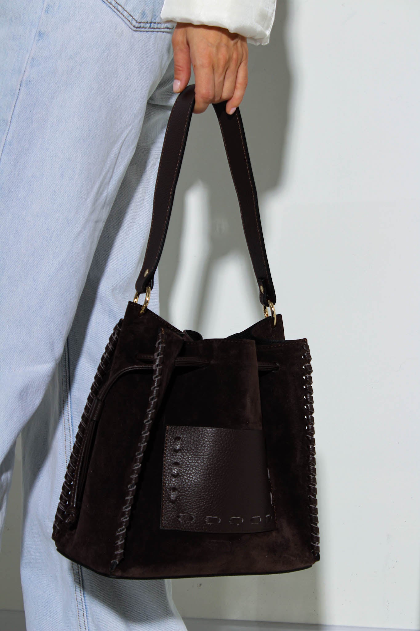 Tumši brūna, zamšādas soma ar savelkamu augšdaļu - 16076