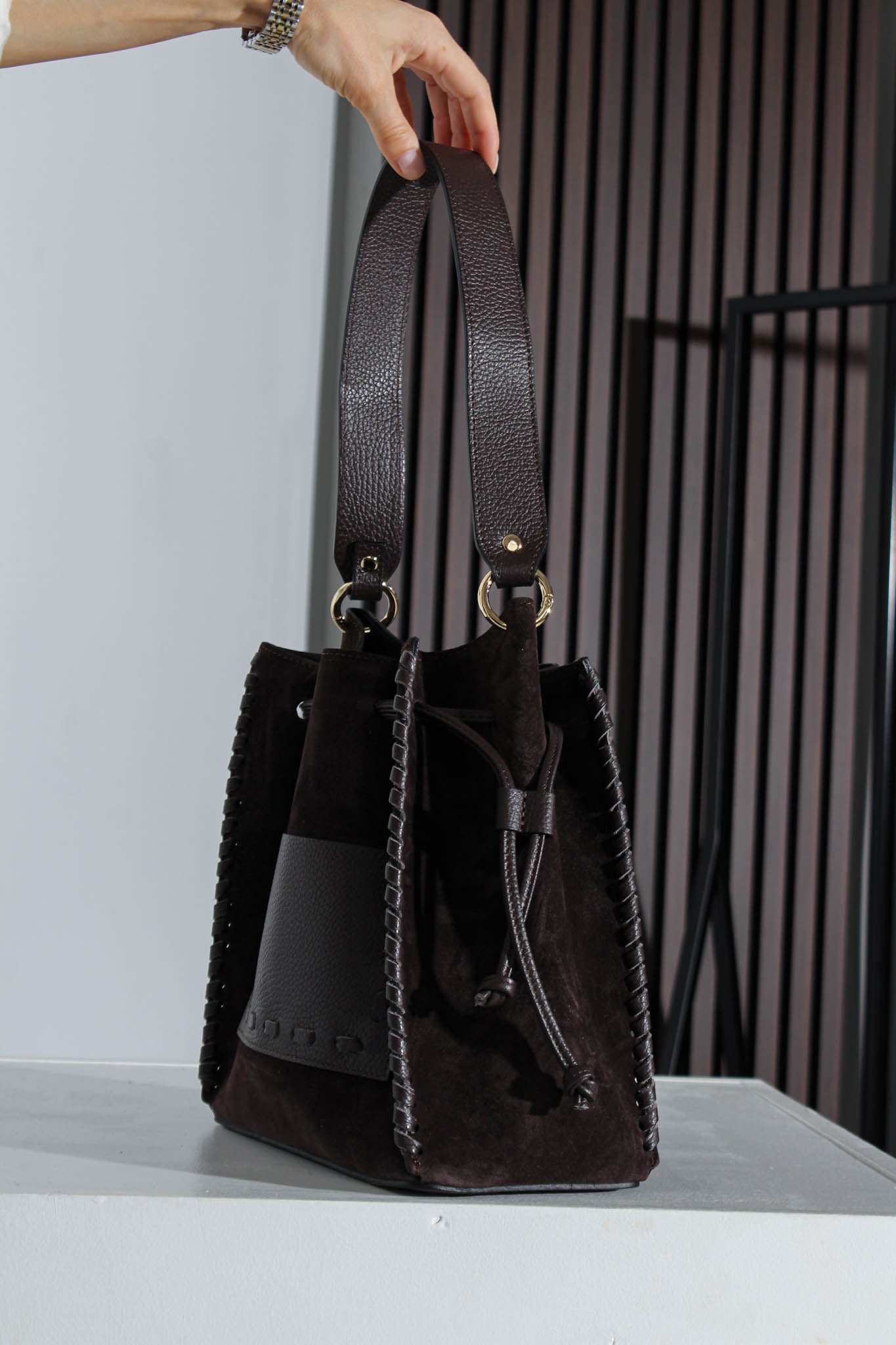 Tumši brūna, zamšādas soma ar savelkamu augšdaļu - 16076