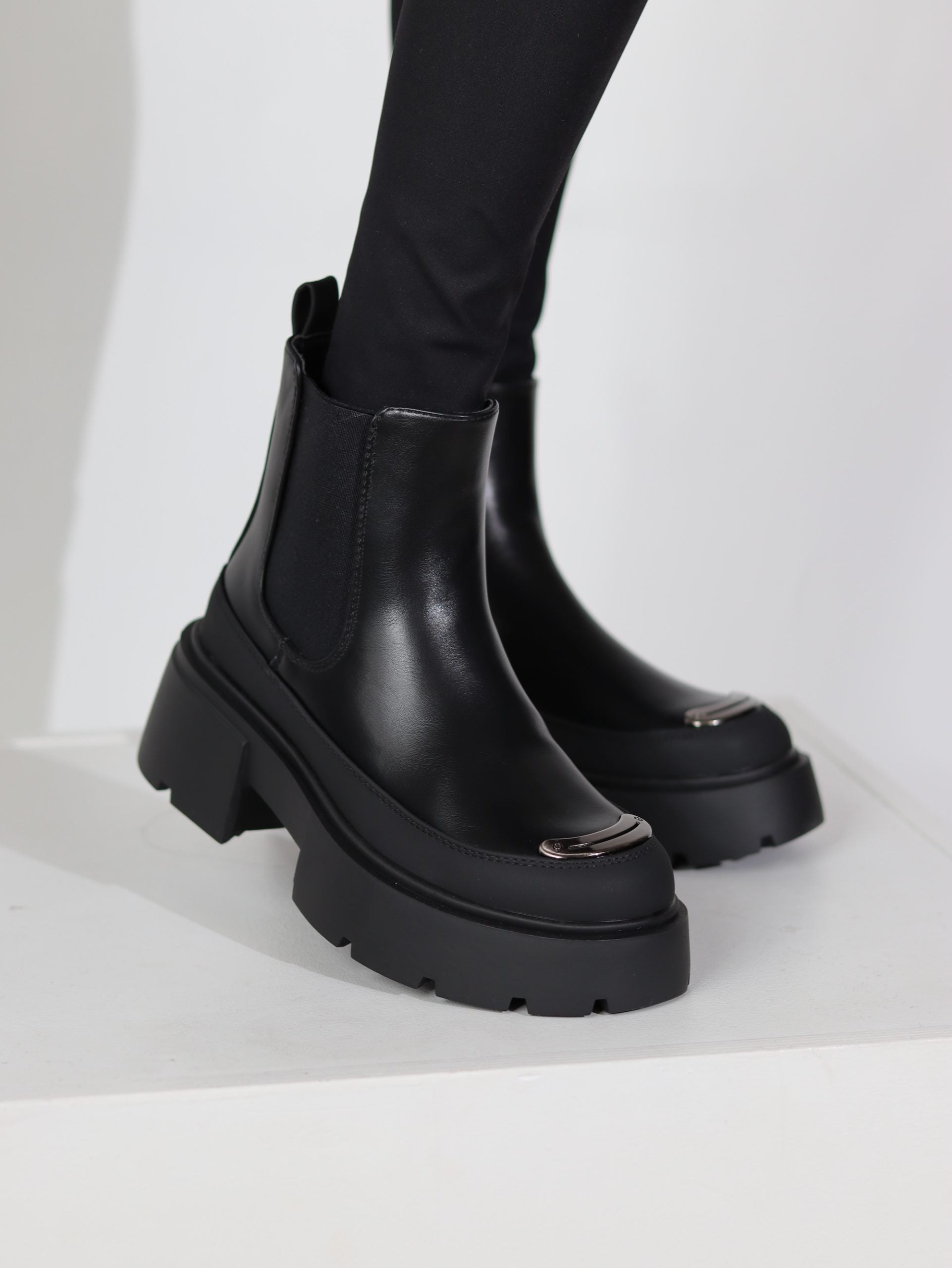 Melni zābaki ar apaļu purngalu un sudraba akcentu - 17101