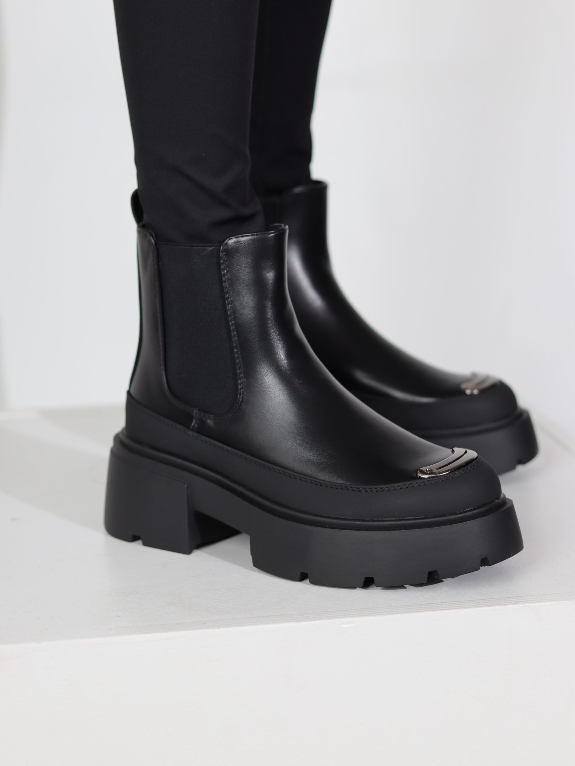 Melni zābaki ar apaļu purngalu un sudraba akcentu - 17101