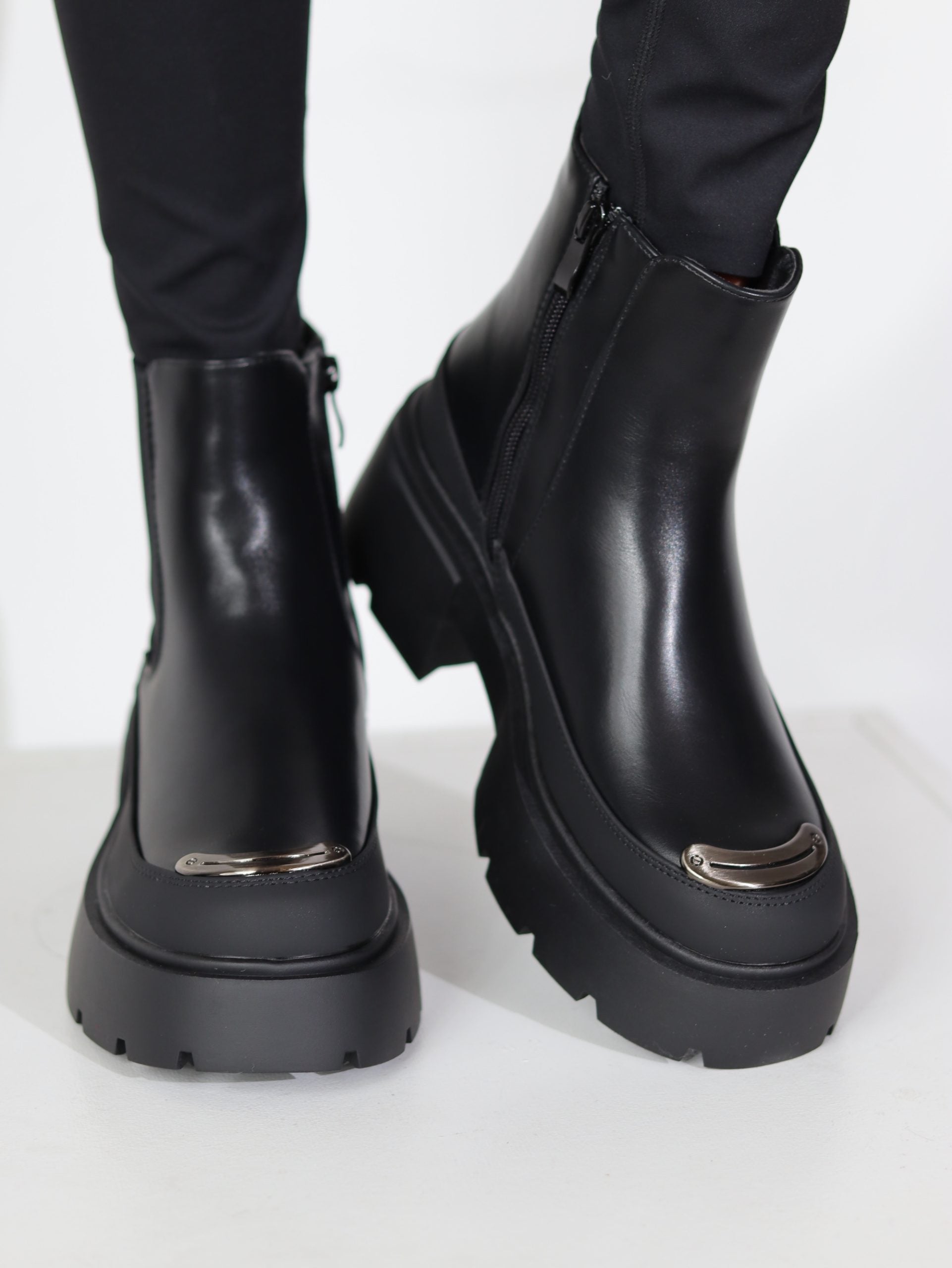 Melni zābaki ar apaļu purngalu un sudraba akcentu - 17101