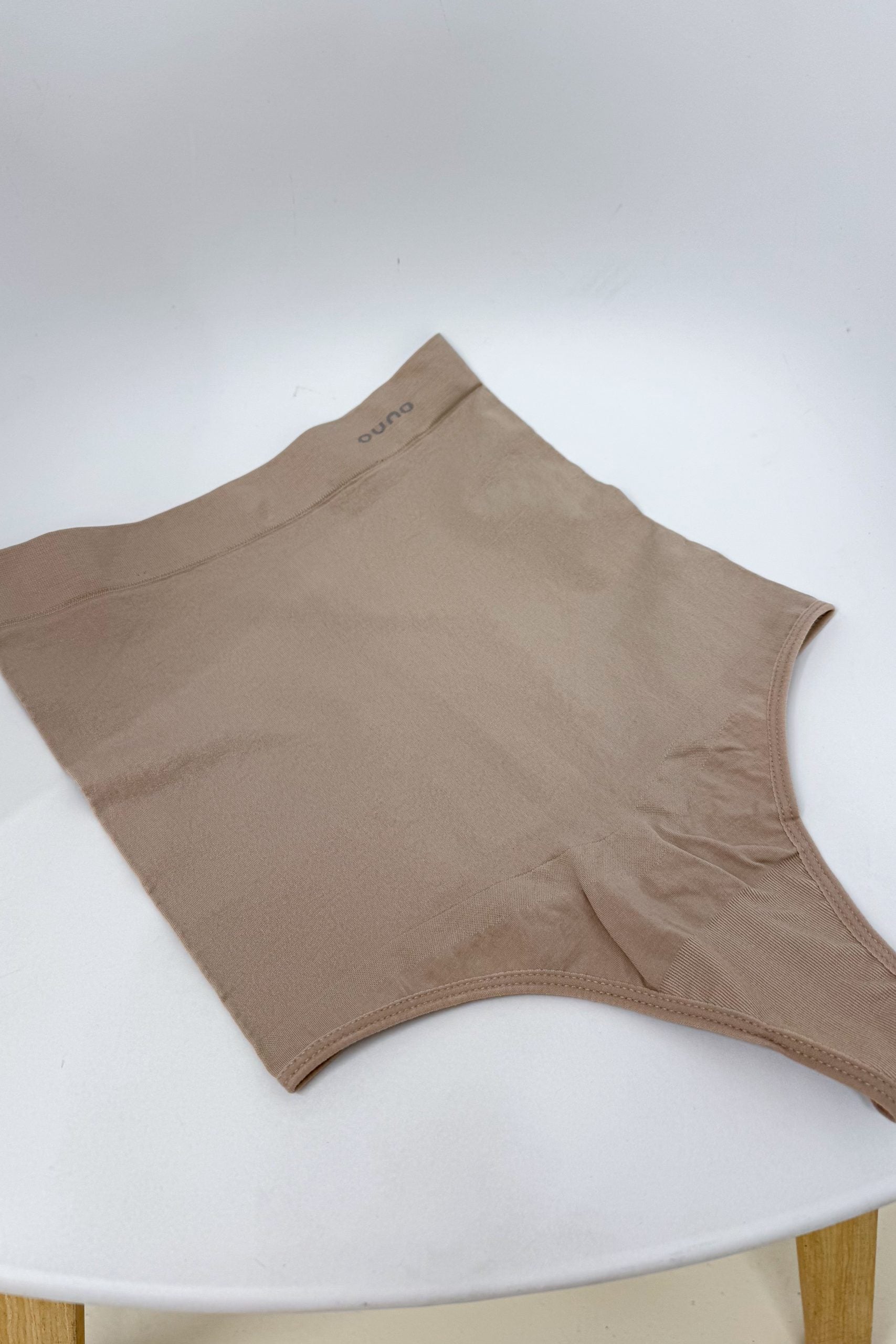 Bēšas, koriģējošas "String" biksītes - 13963