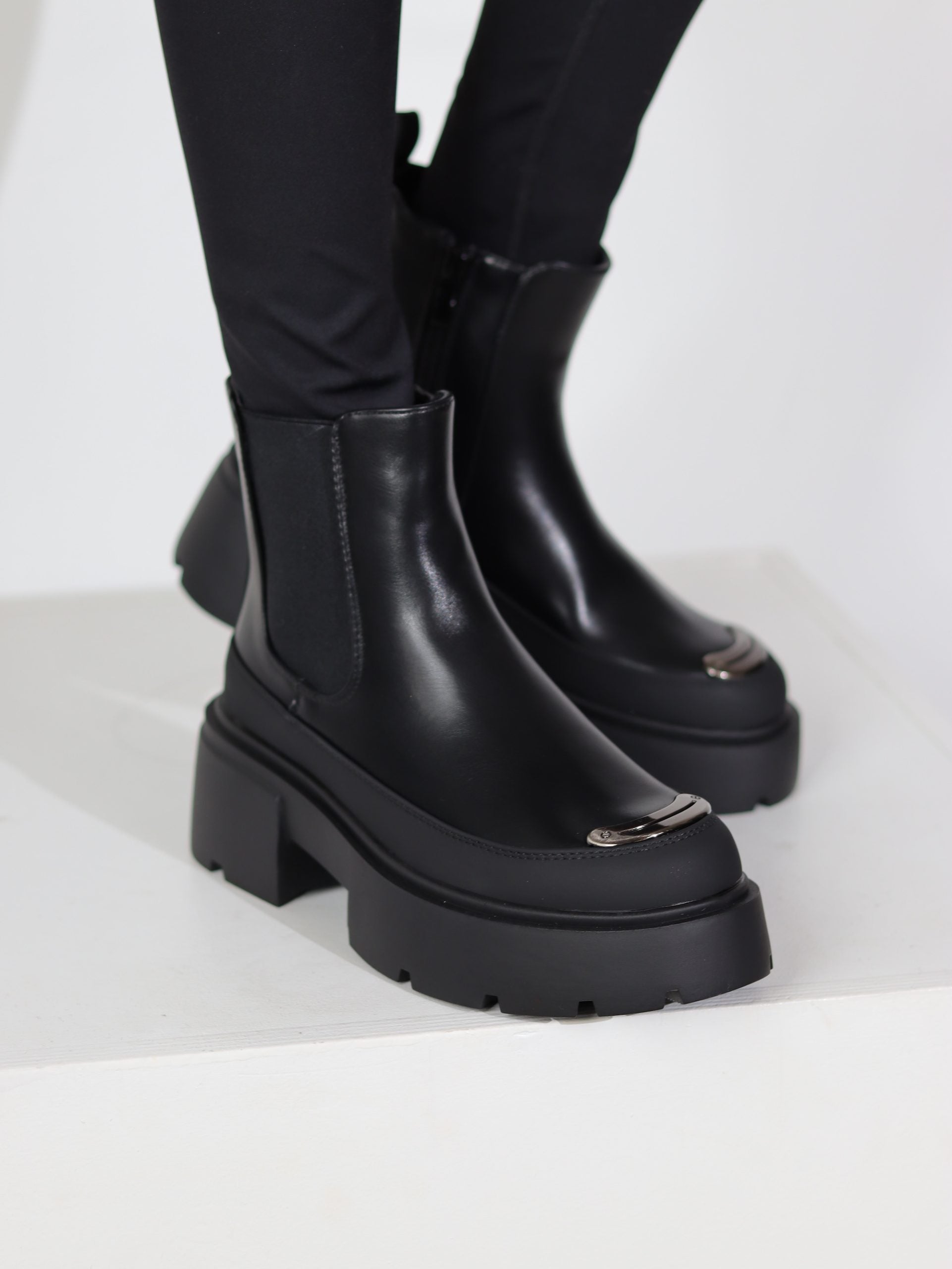 Melni zābaki ar apaļu purngalu un sudraba akcentu - 17101