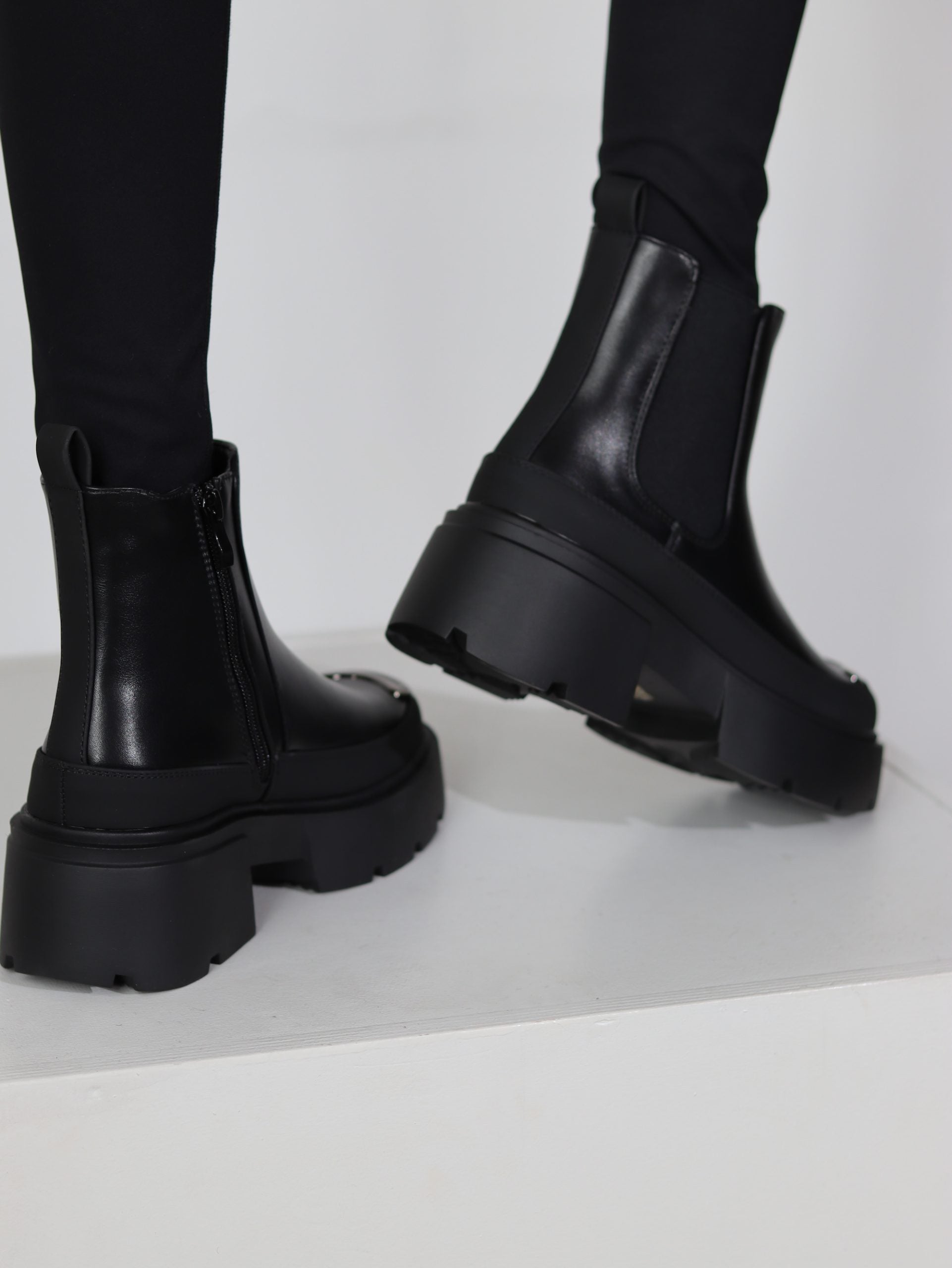 Melni zābaki ar apaļu purngalu un sudraba akcentu - 17101