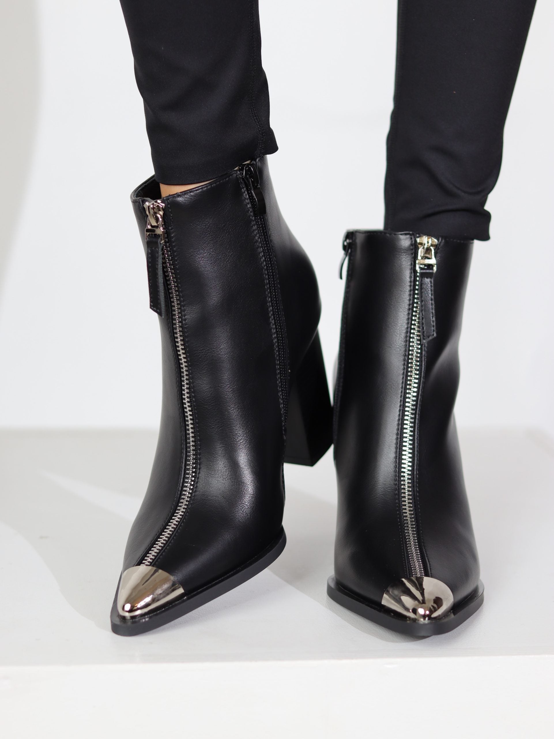 Melni zābaki ar spicu purngalu un sudraba akcentu - 17102