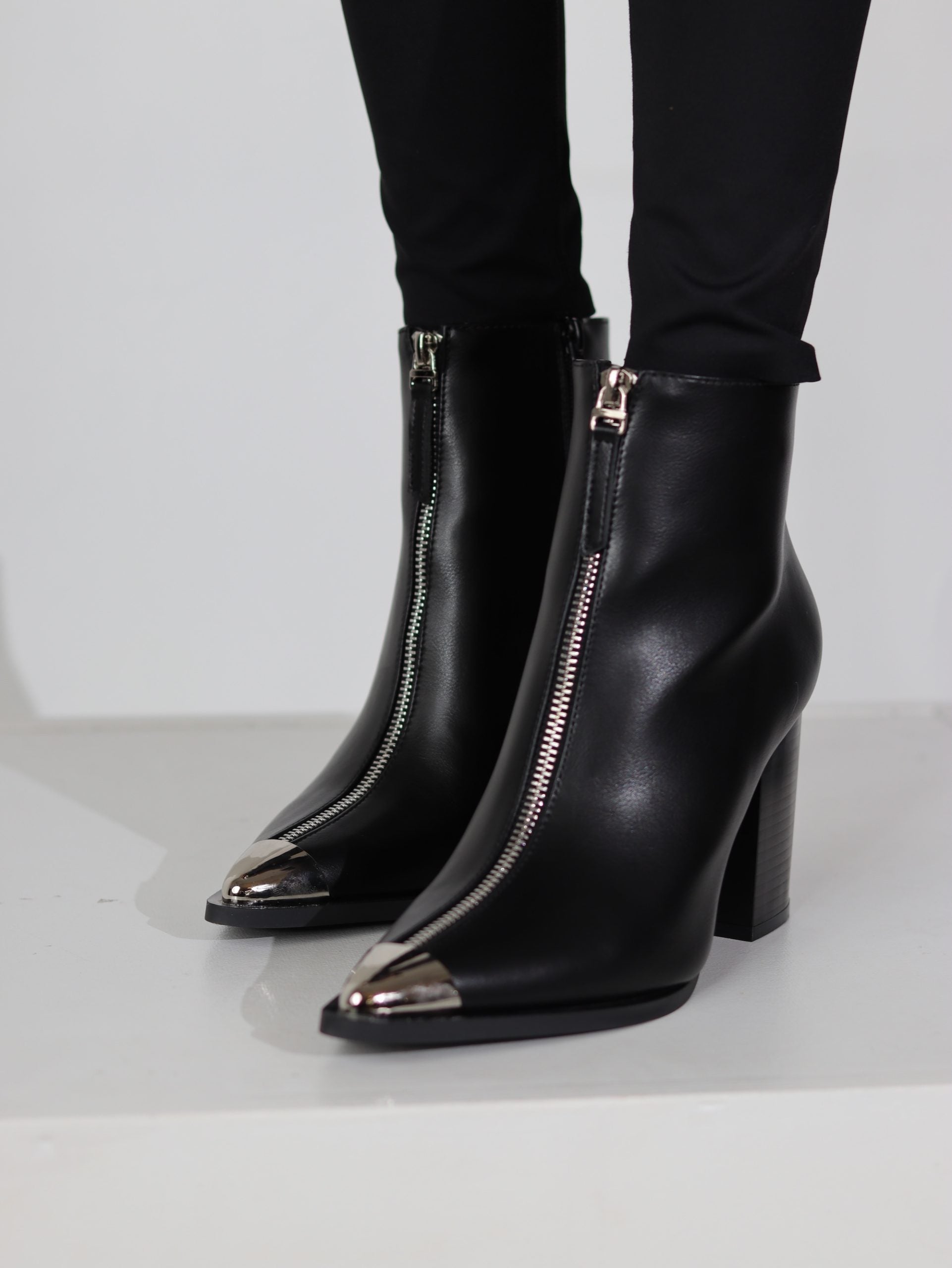 Melni zābaki ar spicu purngalu un sudraba akcentu - 17102