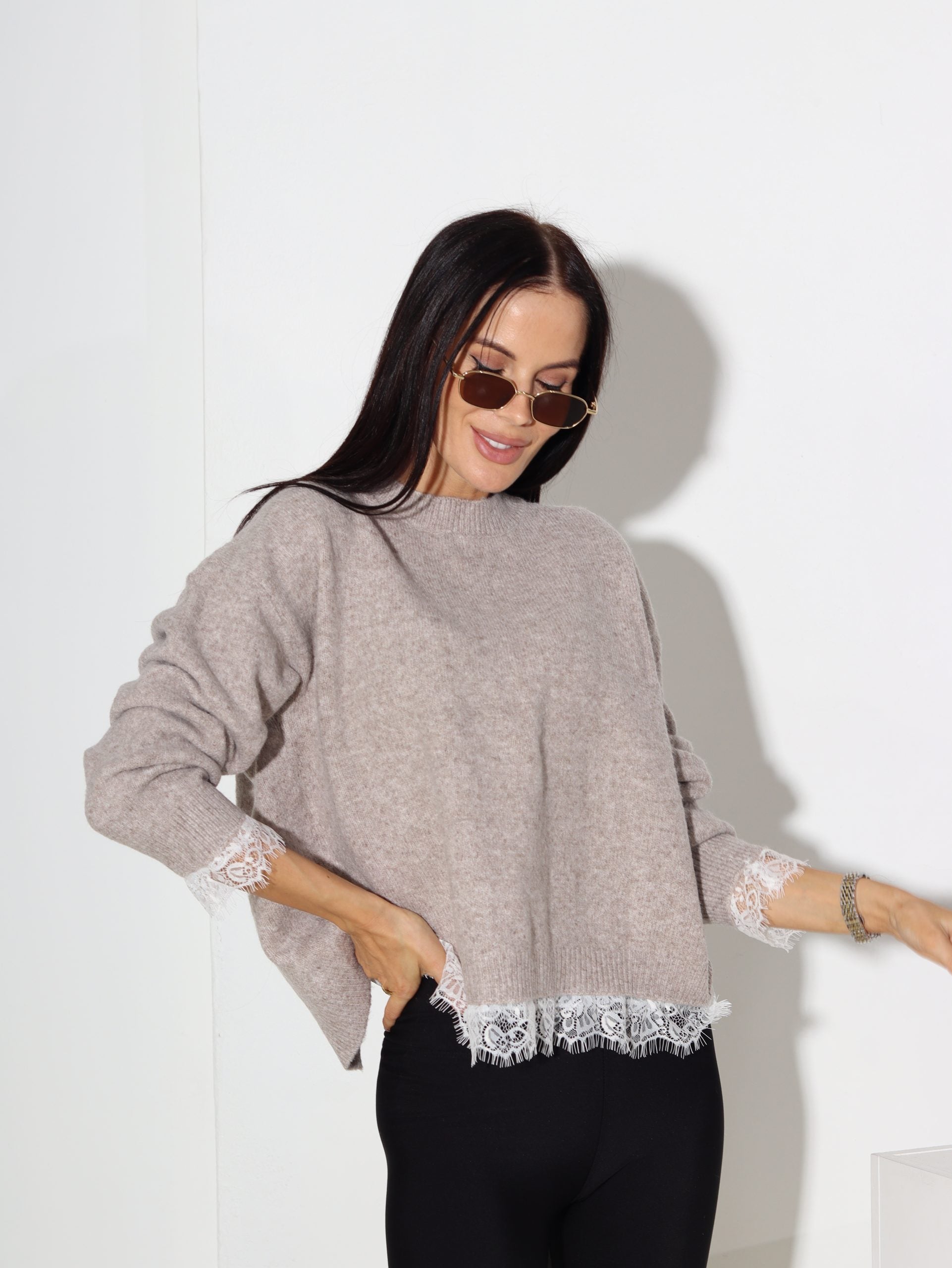 Bēšs, adīts džemperis ar mežģīnes akcentu - 16415