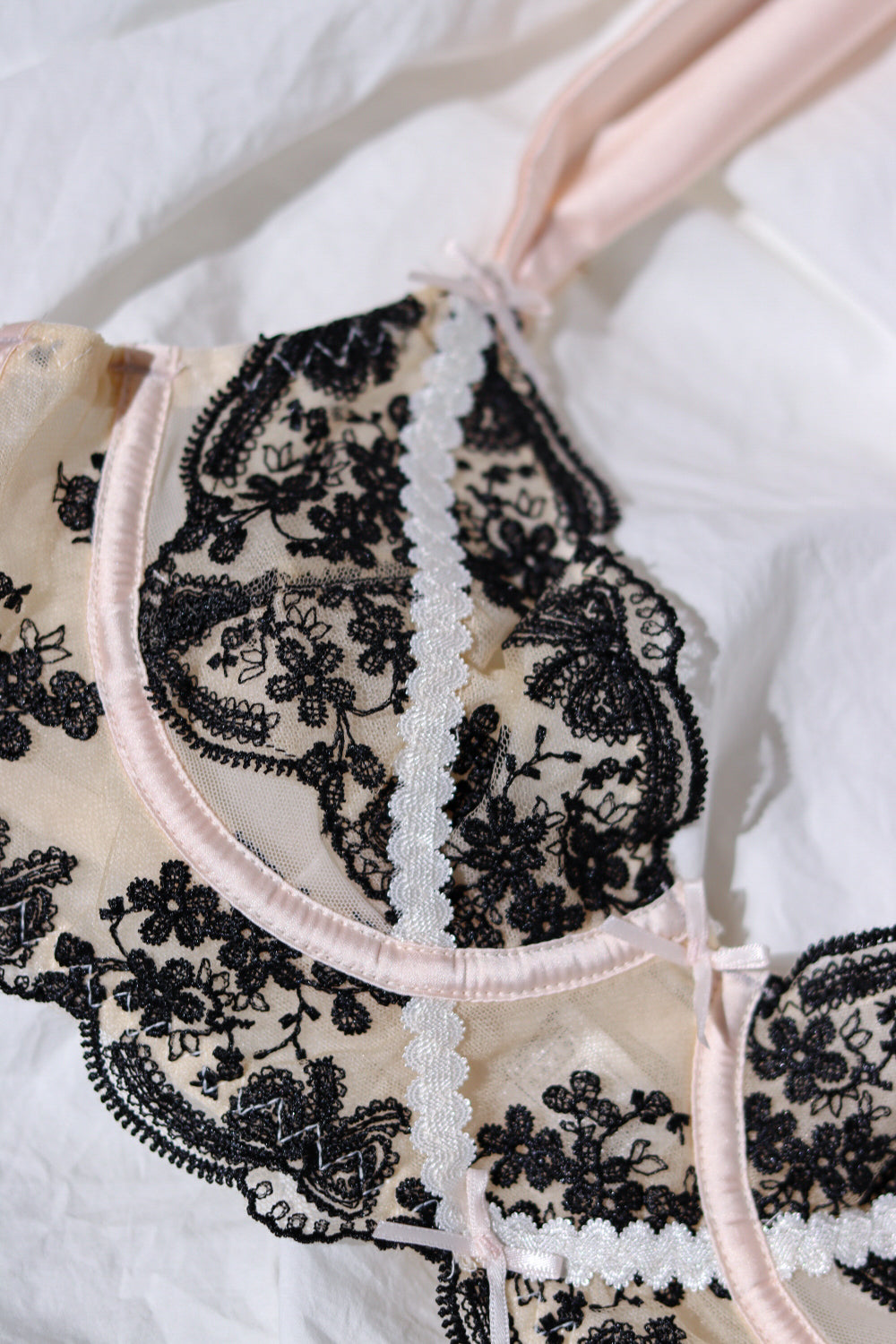 Melns krūšturis ar atlasa lencītēm - 13975